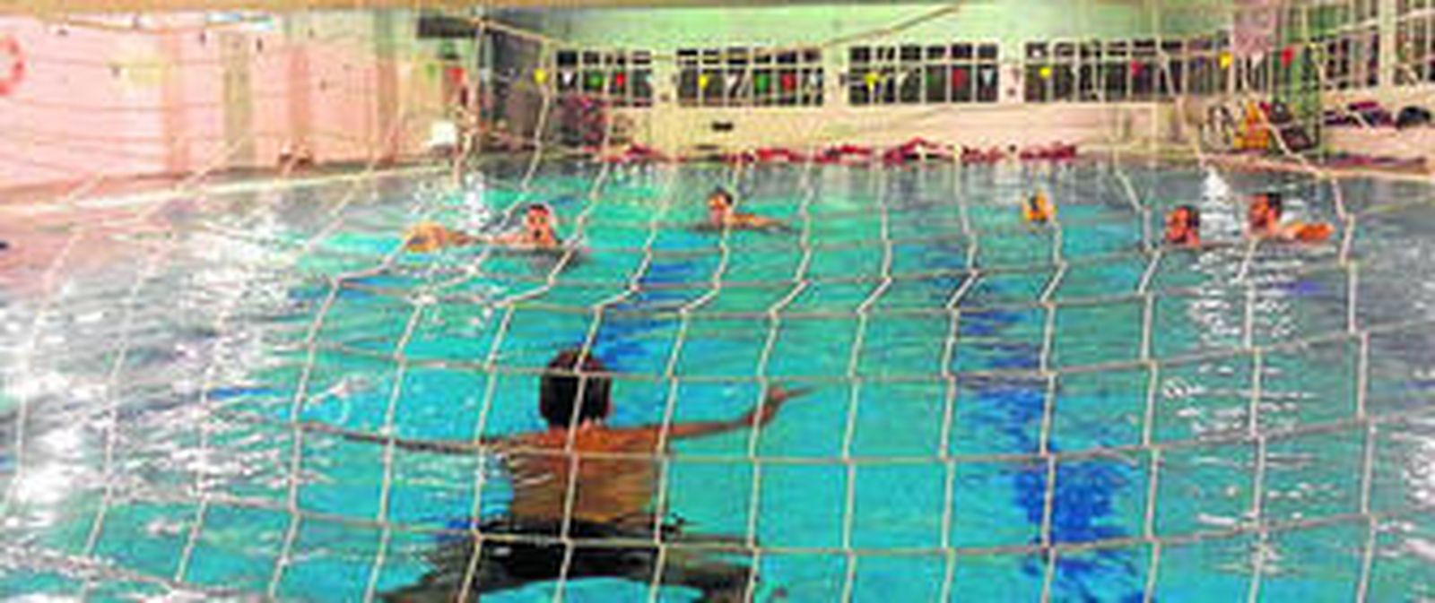 Jugadores del Waterpolo Polo, en un entrenamiento en la piscina.
