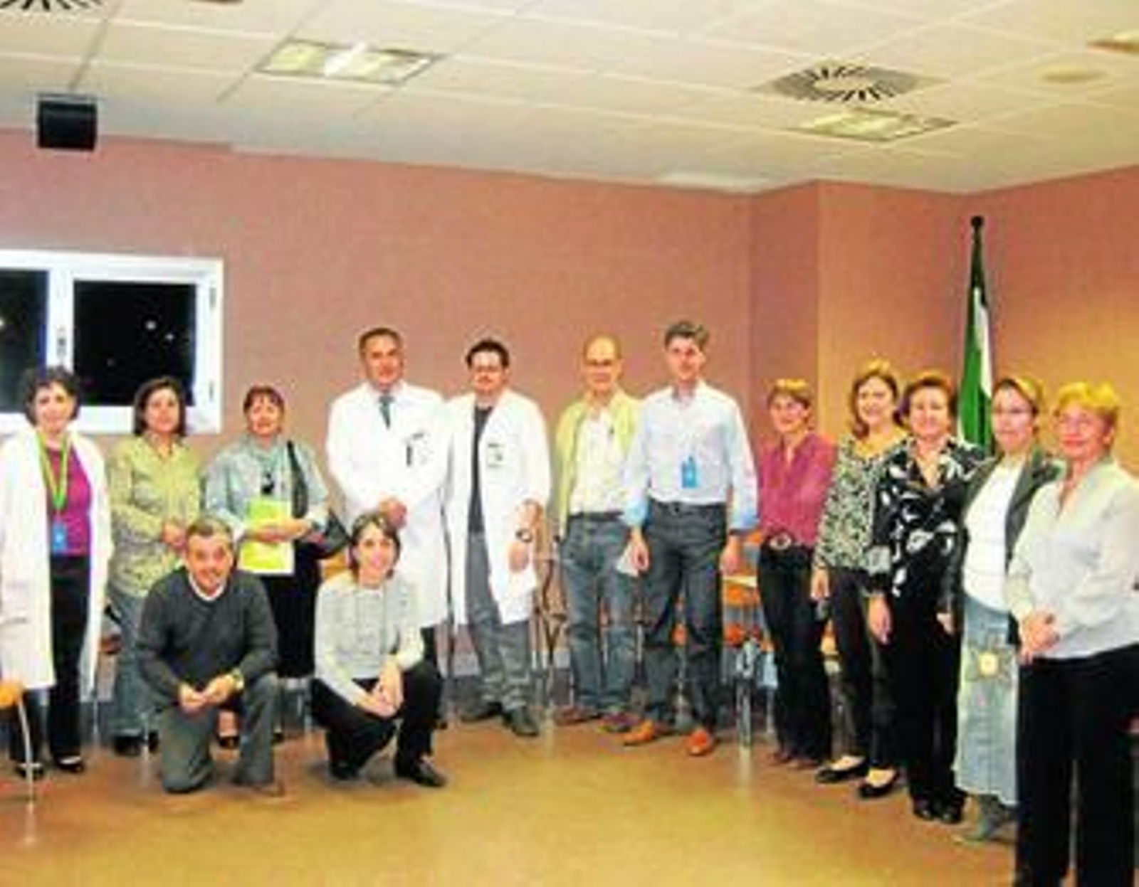 Los miembros de la comisión en el transcurso de su primera reunión de trabajo.