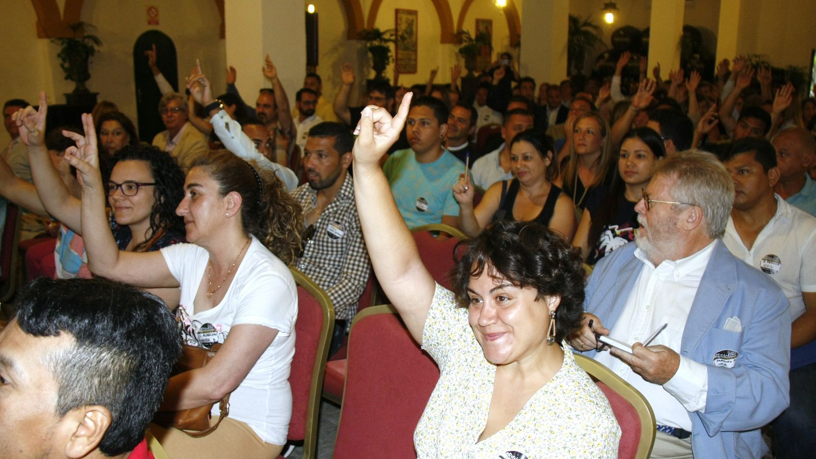 El salón de las bodegas de Mora se encontraba totalmente repleto  de asistentes que habían llegado de distintos puntos de la provincia.