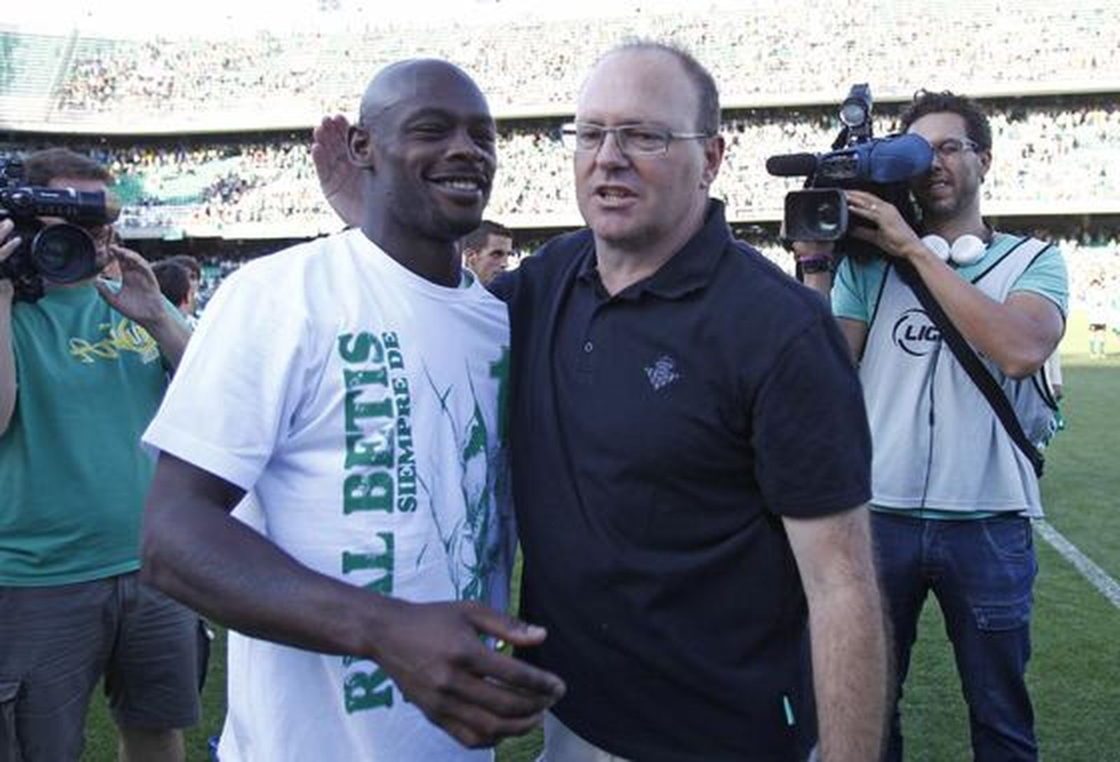 El Betis pone el broche de oro a la temporada con el título de la Liga Adelante. / Antonio Pizarro