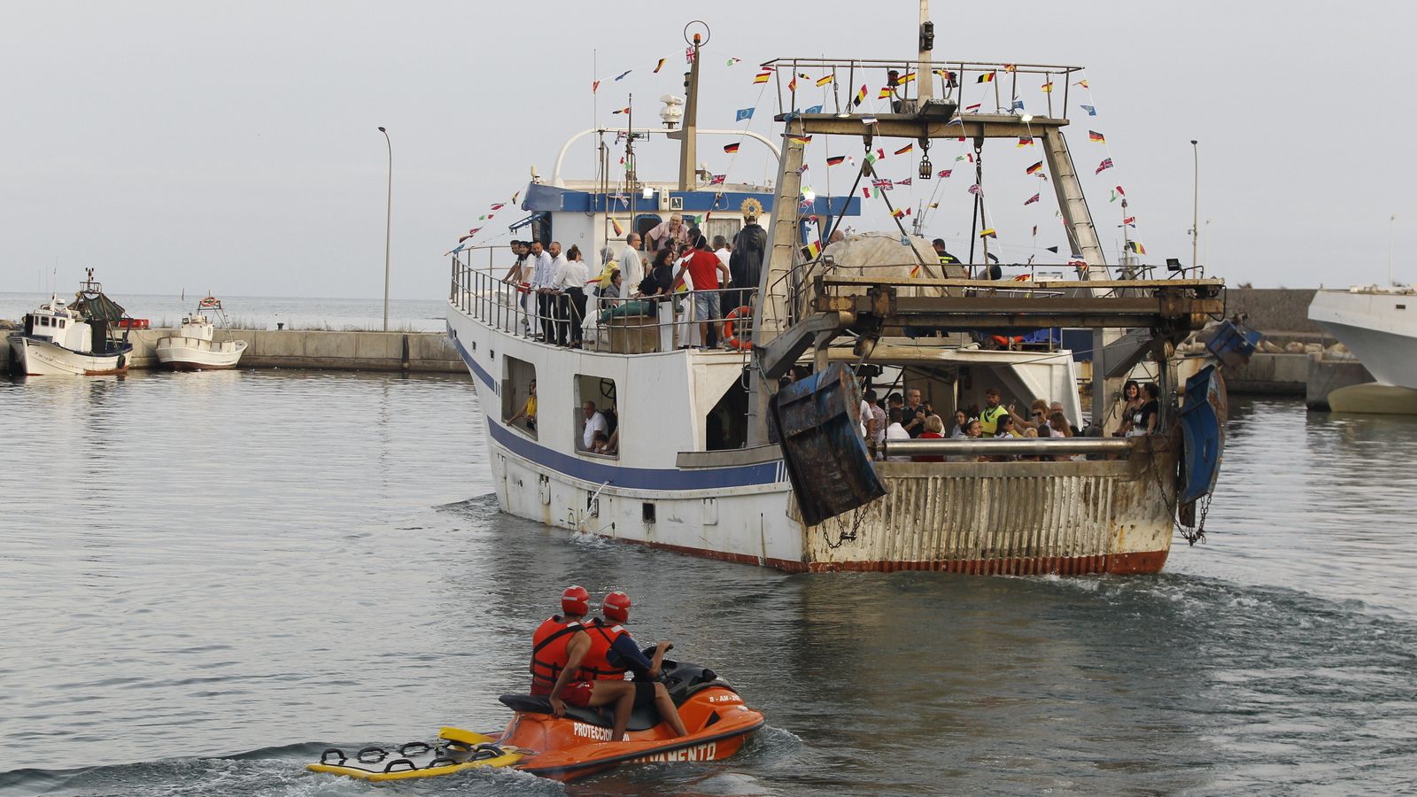Paseo en barco por la costa abderitana.