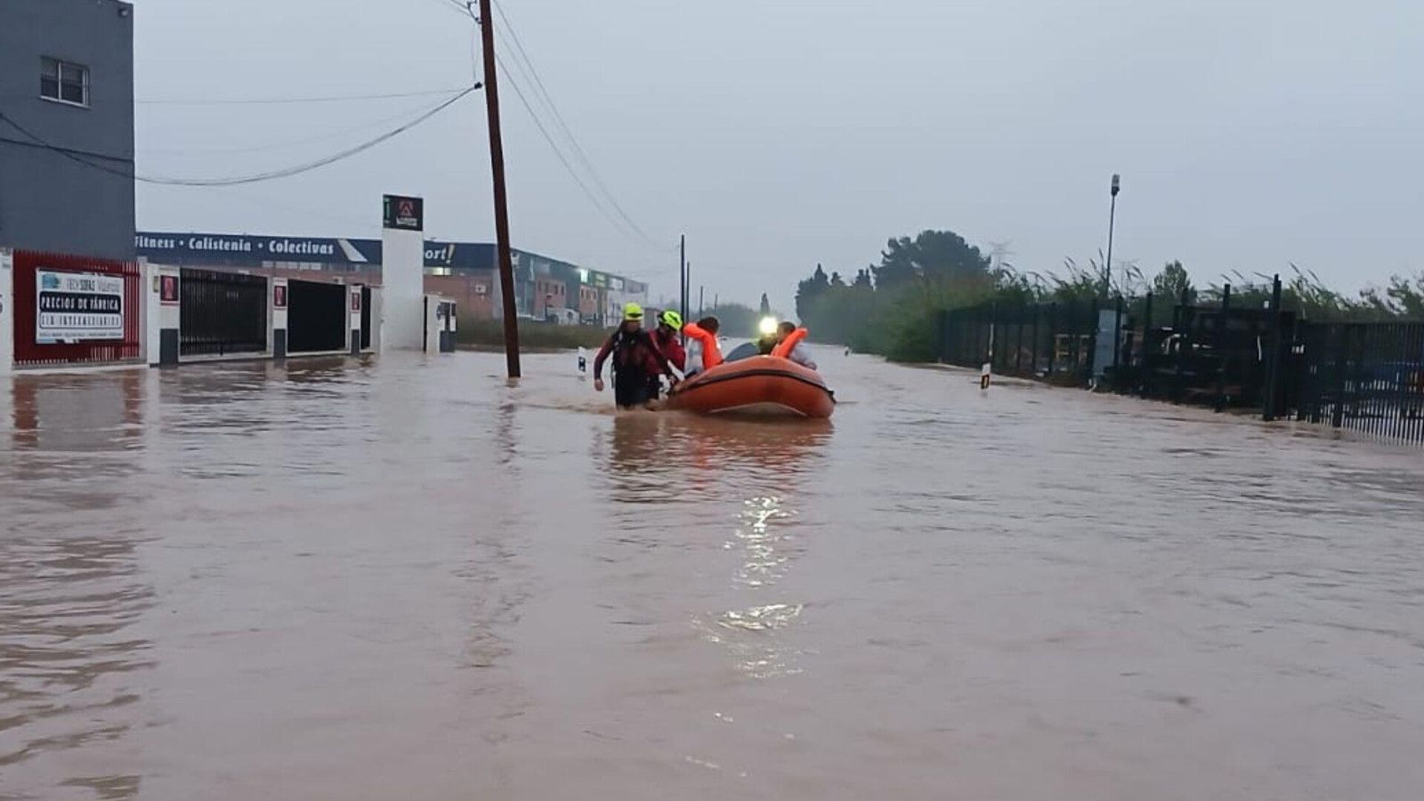 Así han quedado las calles de Valencia: desolación, barro y coches amontonados