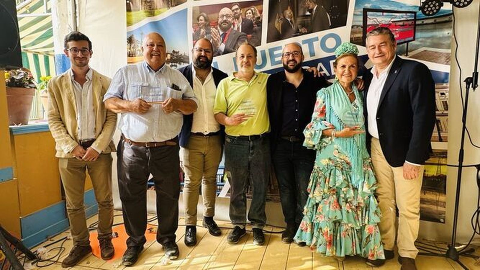 Una foto de familia del PP con los galardonados de 2024.