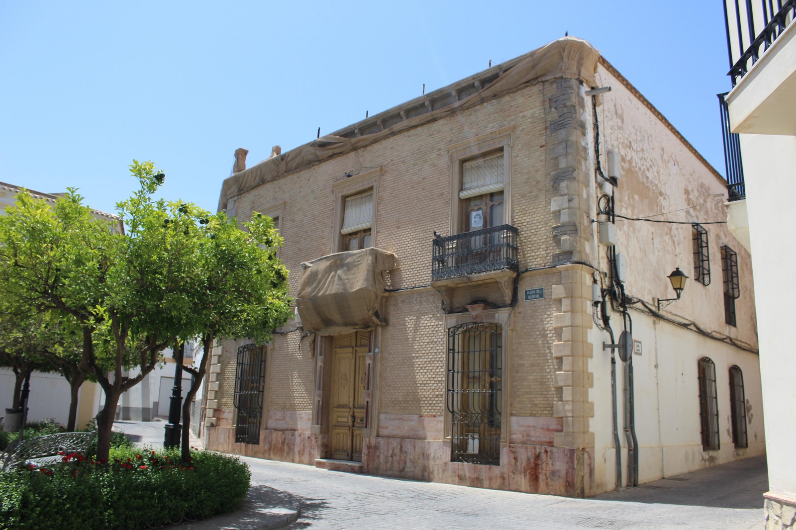 Edificio de la Falange o de los antiguos juzgados, en el centro de Vera.