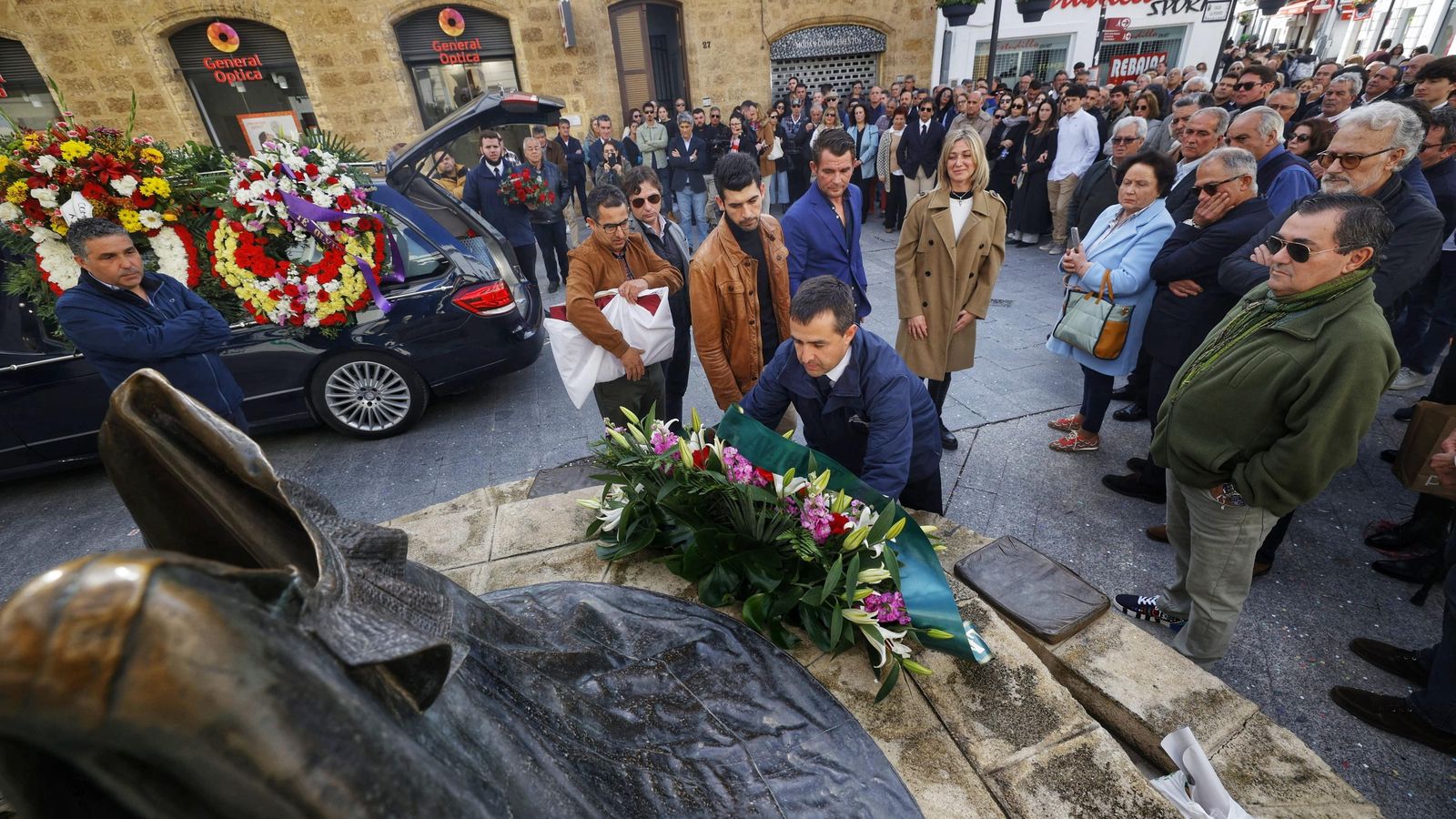 Homenaje en el monumento a su padre.