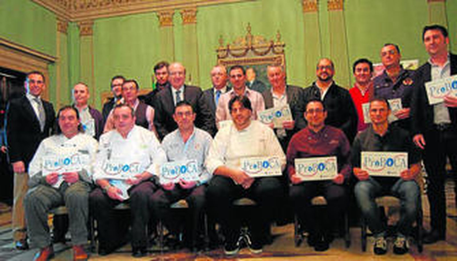 Representantes de los establecimientos que cuentan con el distintivo con el alcalde, el concejal de Turismo y miembros de la Asociación de Hostelería.