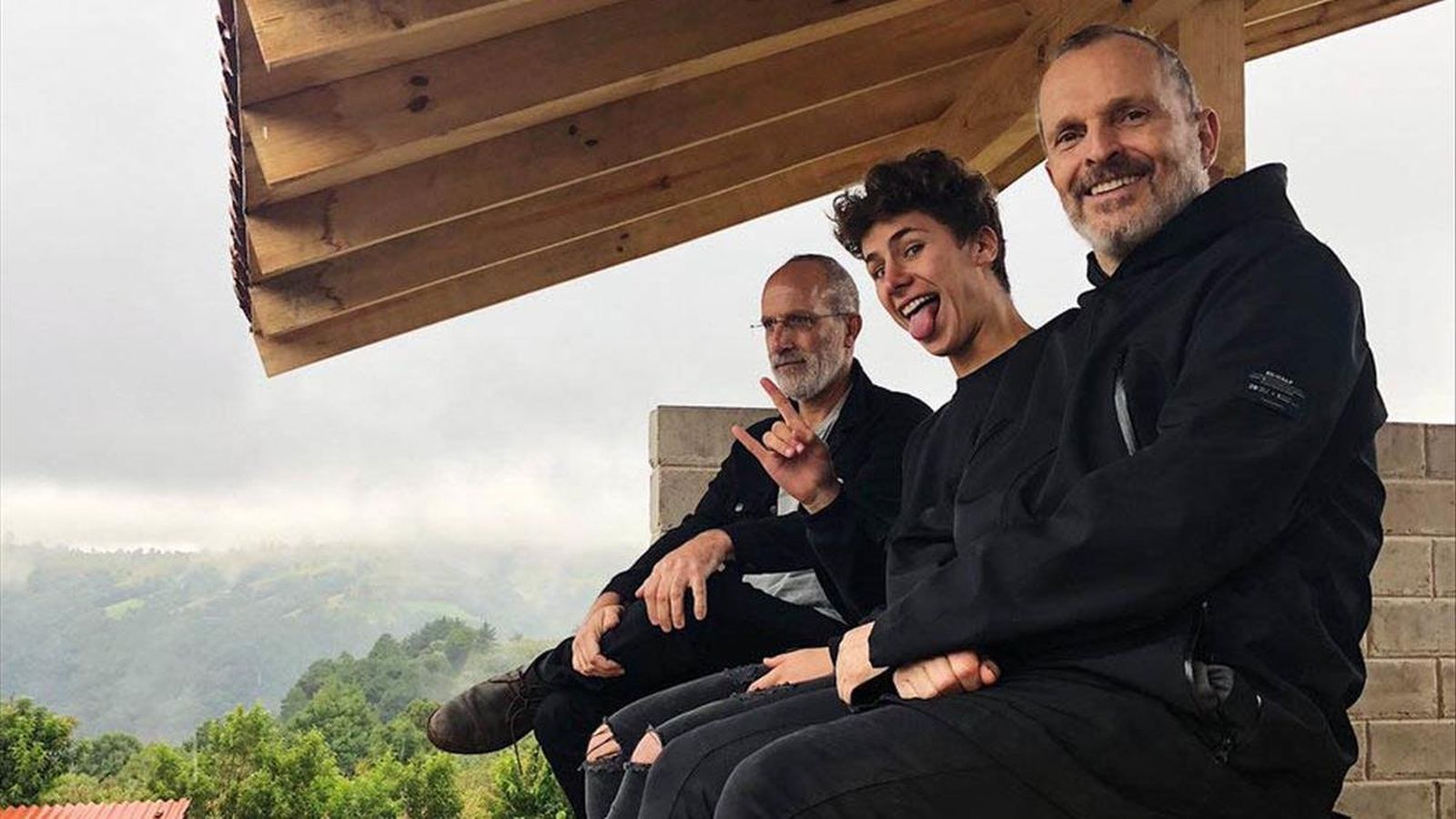 Zurita y Bosé, visitando un proyecto solidario en México.