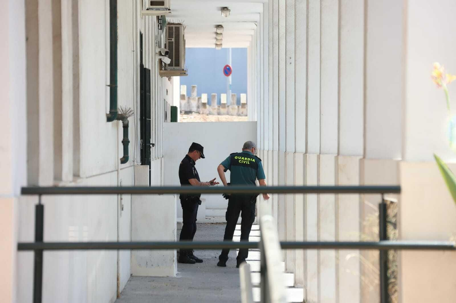 Dos guardias civiles, este mediodía, custodian la entrada a los juzgados por donde ingresan los detenidos.