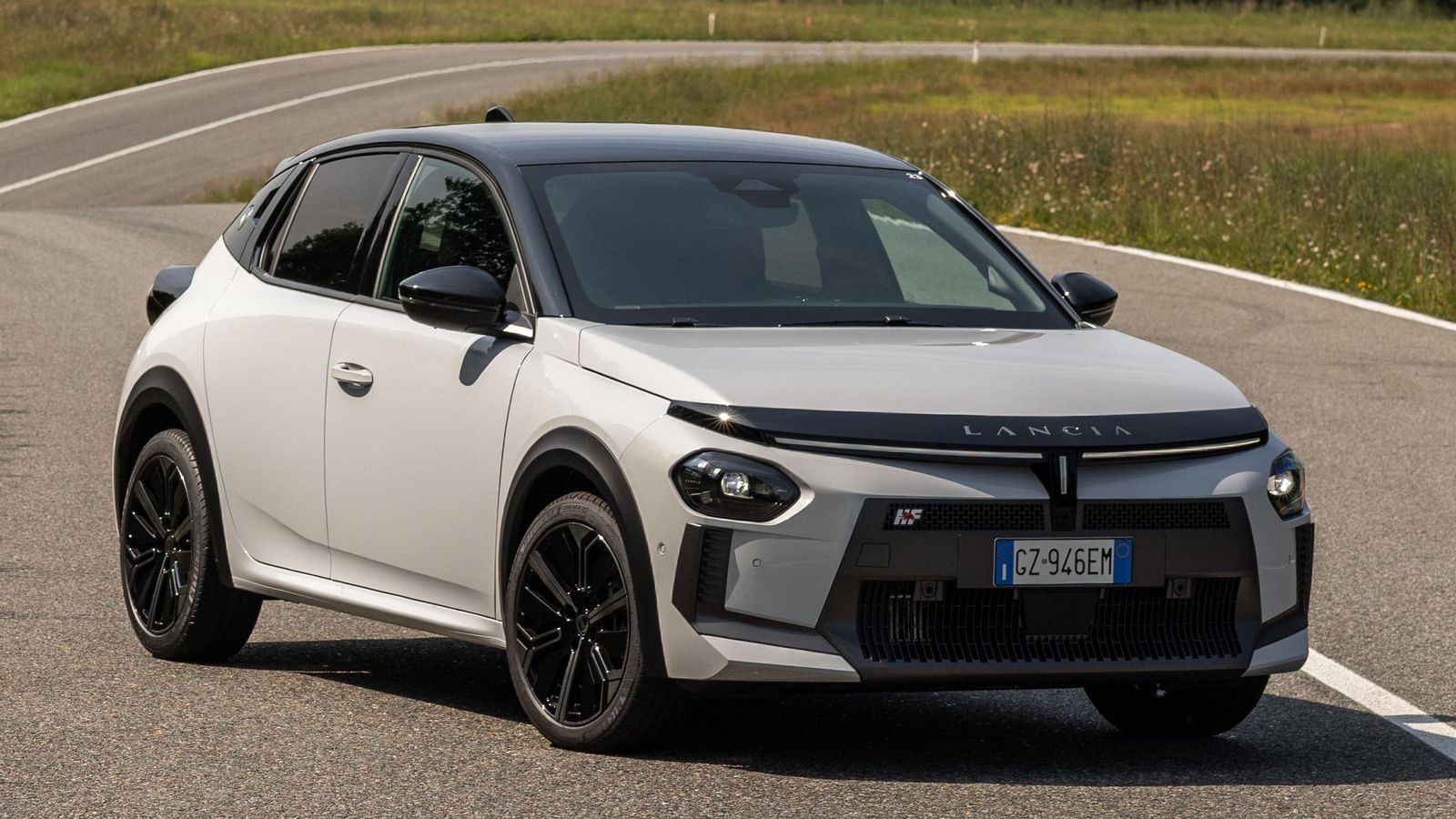 Los HF Line, que recurren a los mismos motores que los acabados Ypsilon y LX, difieren de los HF por las llantas más pequeñas o no tener el aditamento de los aletines delanteros.