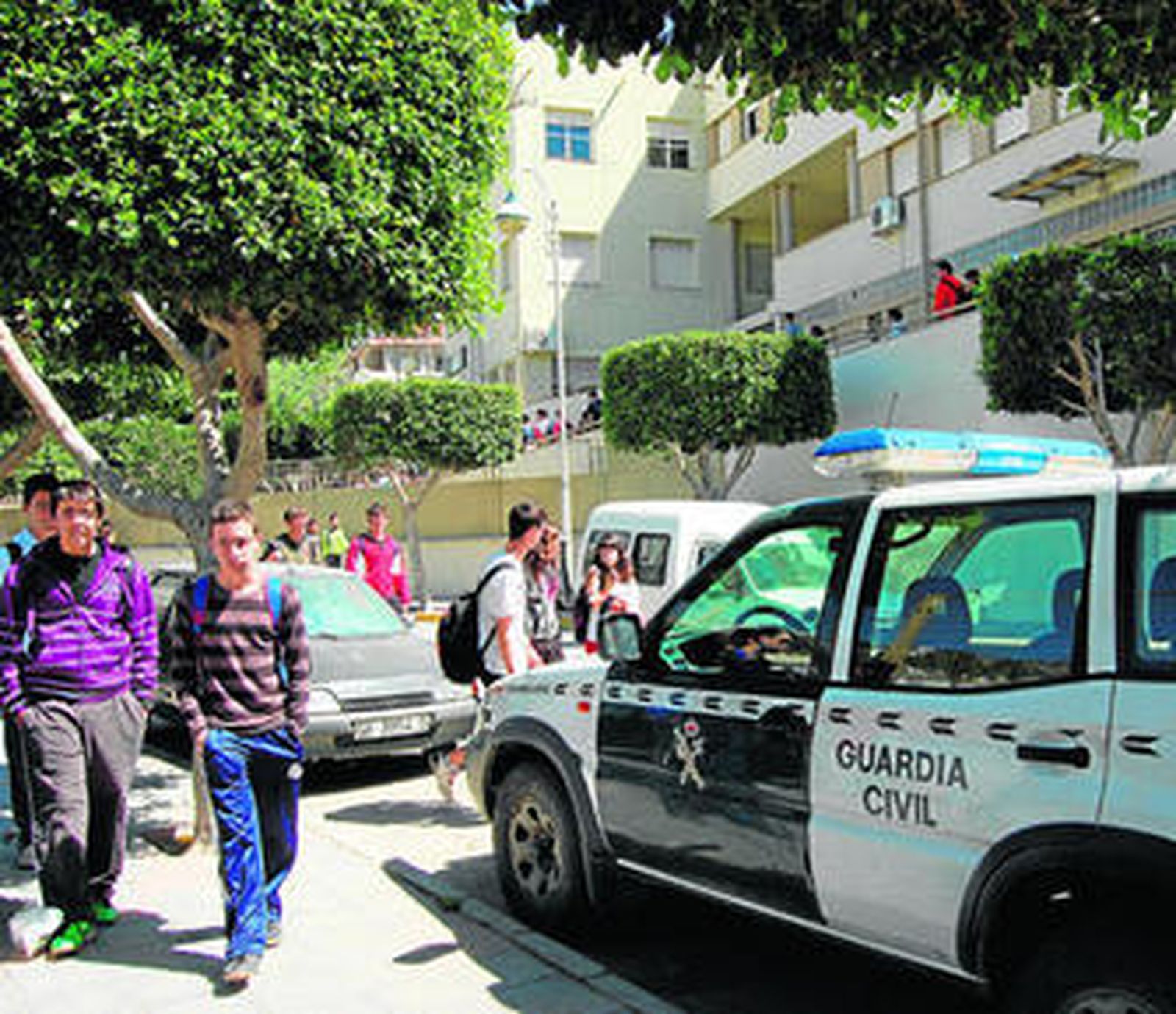 Imagen a la salida del centro de Albuñol, ayer.