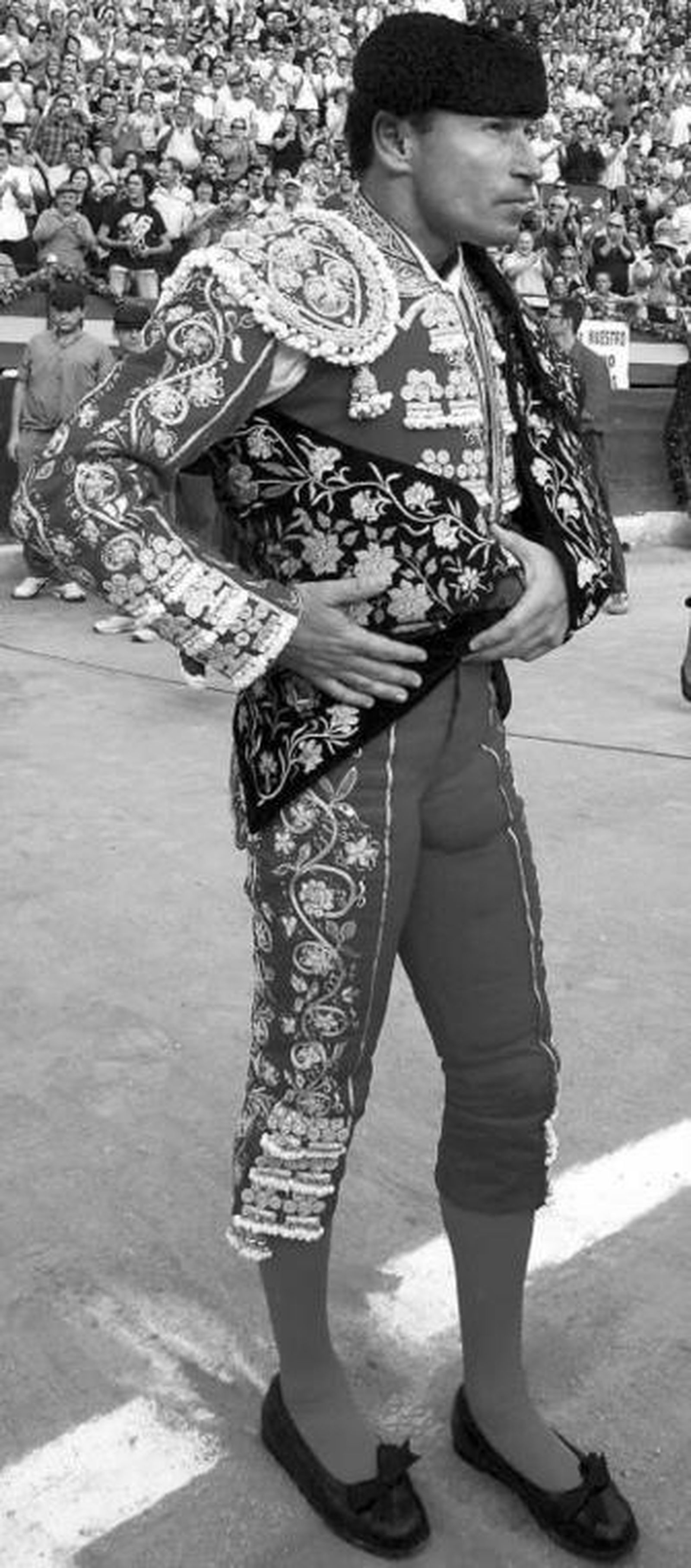 Morante, de blanco y azabache.