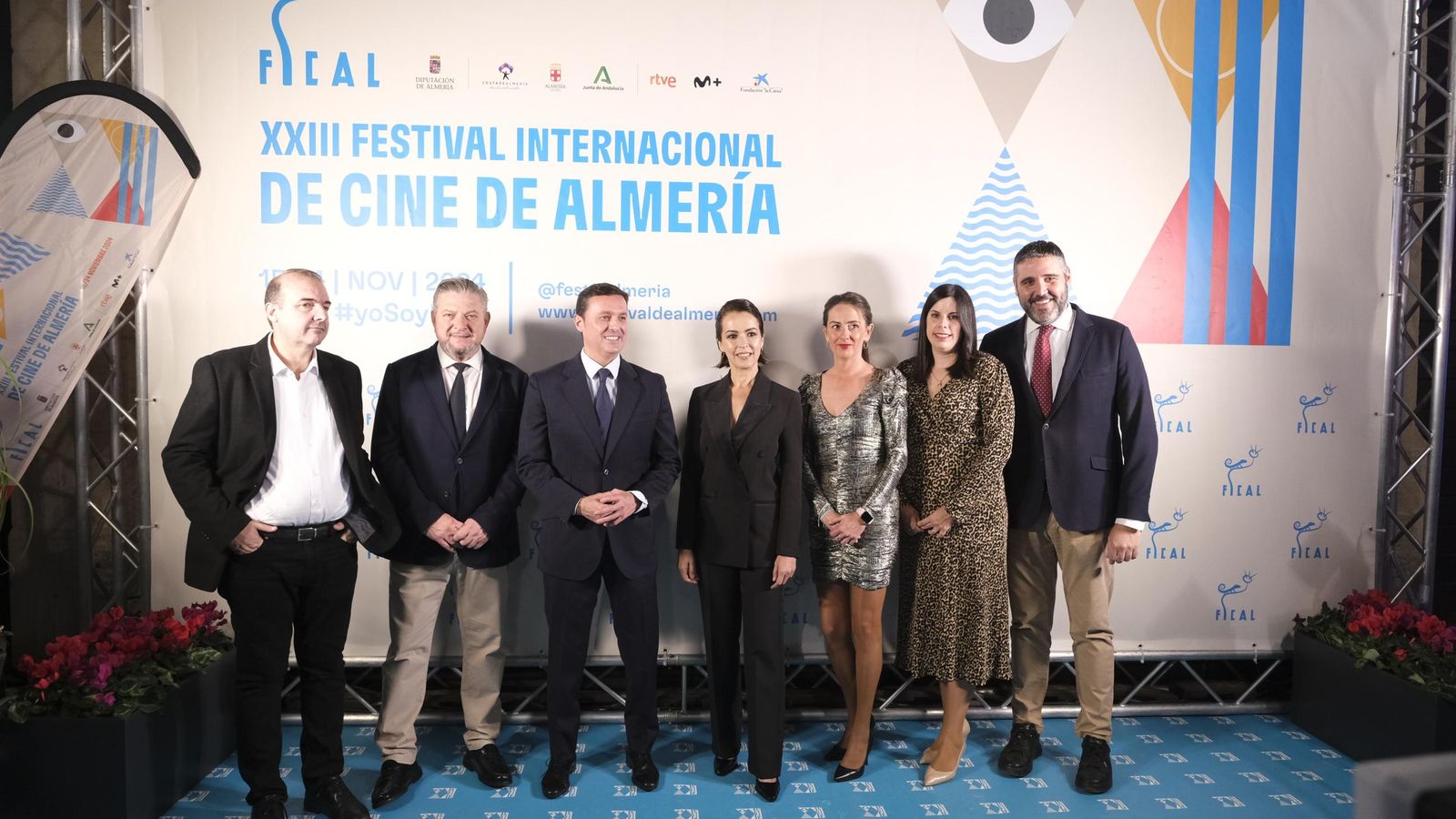 Verónica Sánchez con las autoridades a la entrada del Teatro Cervantes.