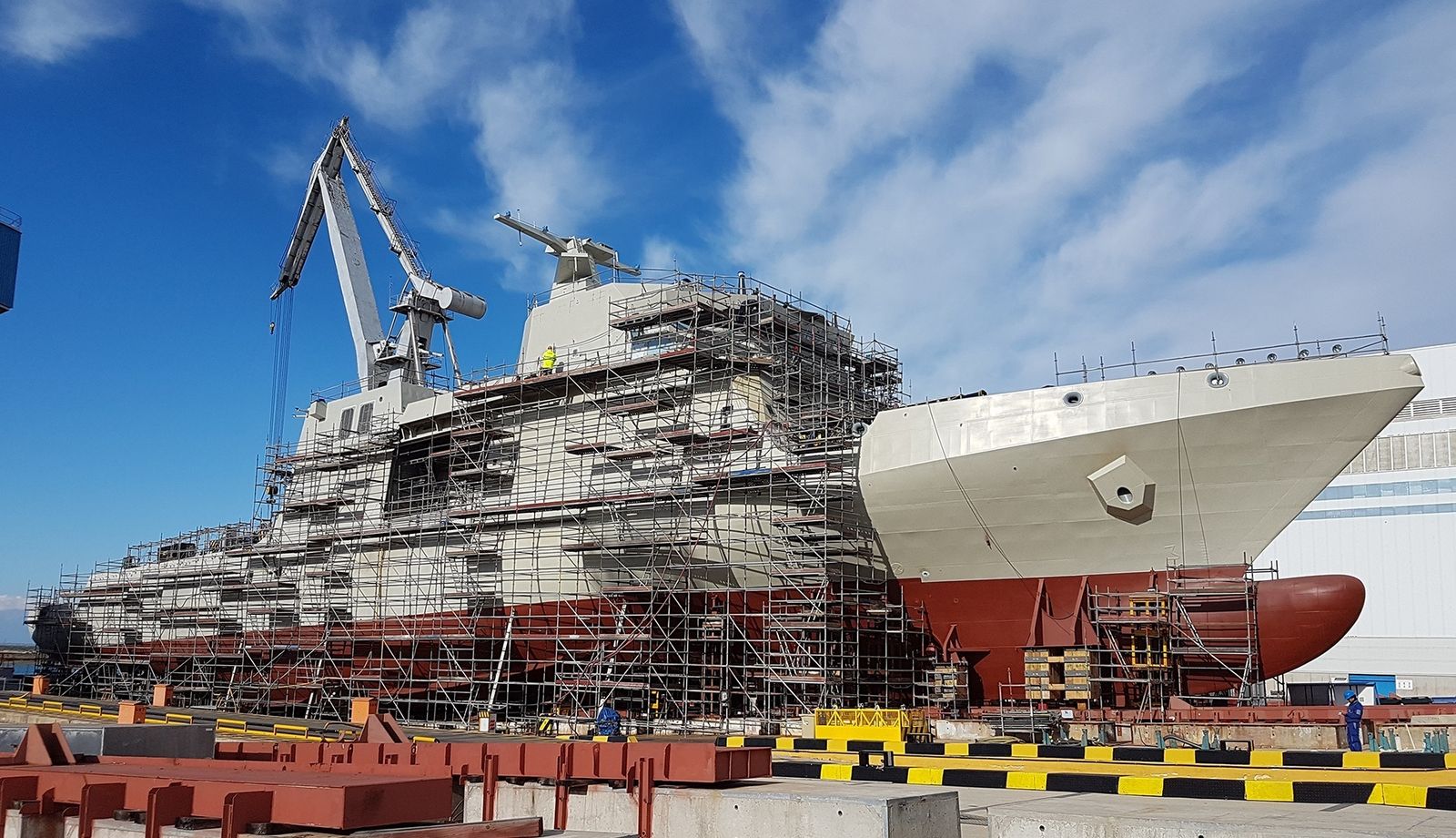 El Buque de Acción Marítima (BAM) 'Audaz', durante la última fase de su construcción en el astillero de La Isla.