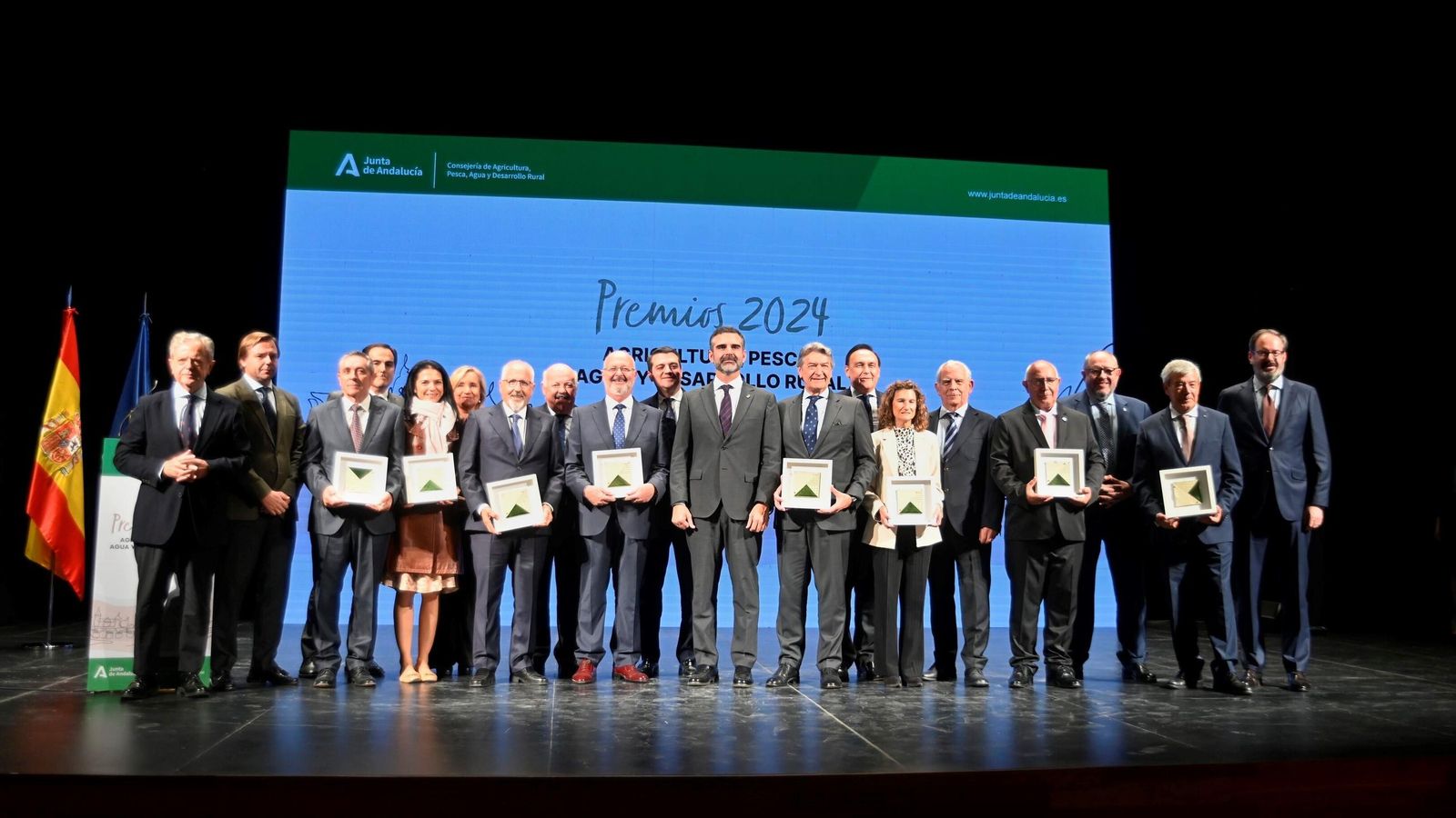 Foto de familia de los premiados con las autoridades.