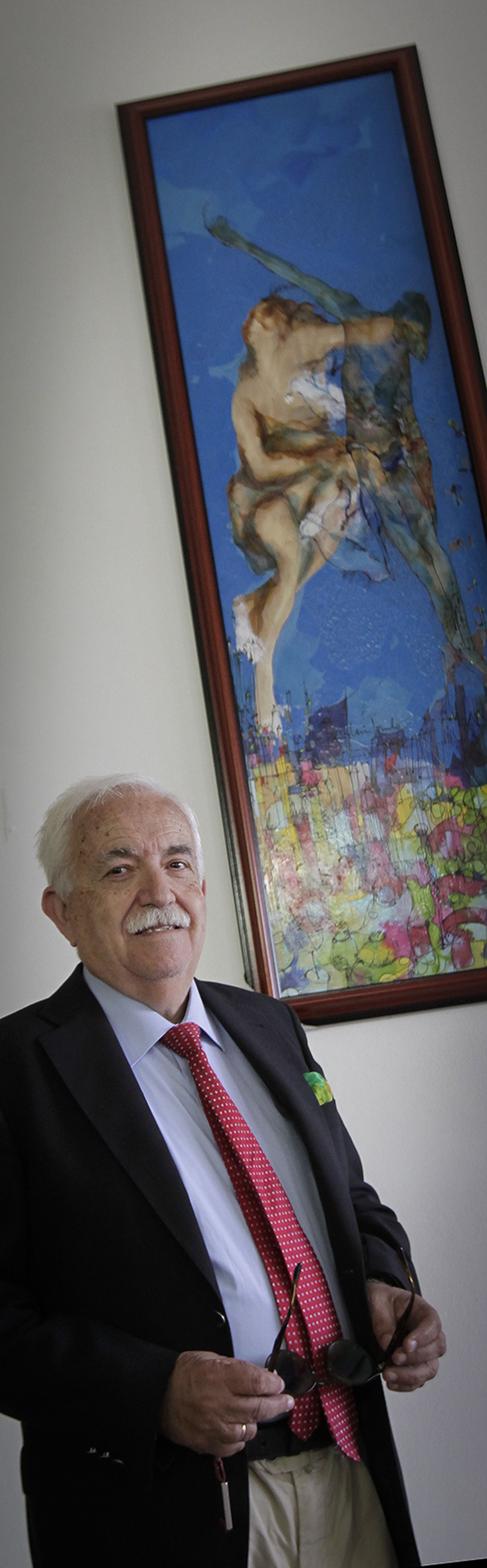 Luis Gonzalo González posa días atrás con su 'Cristo del vino'.