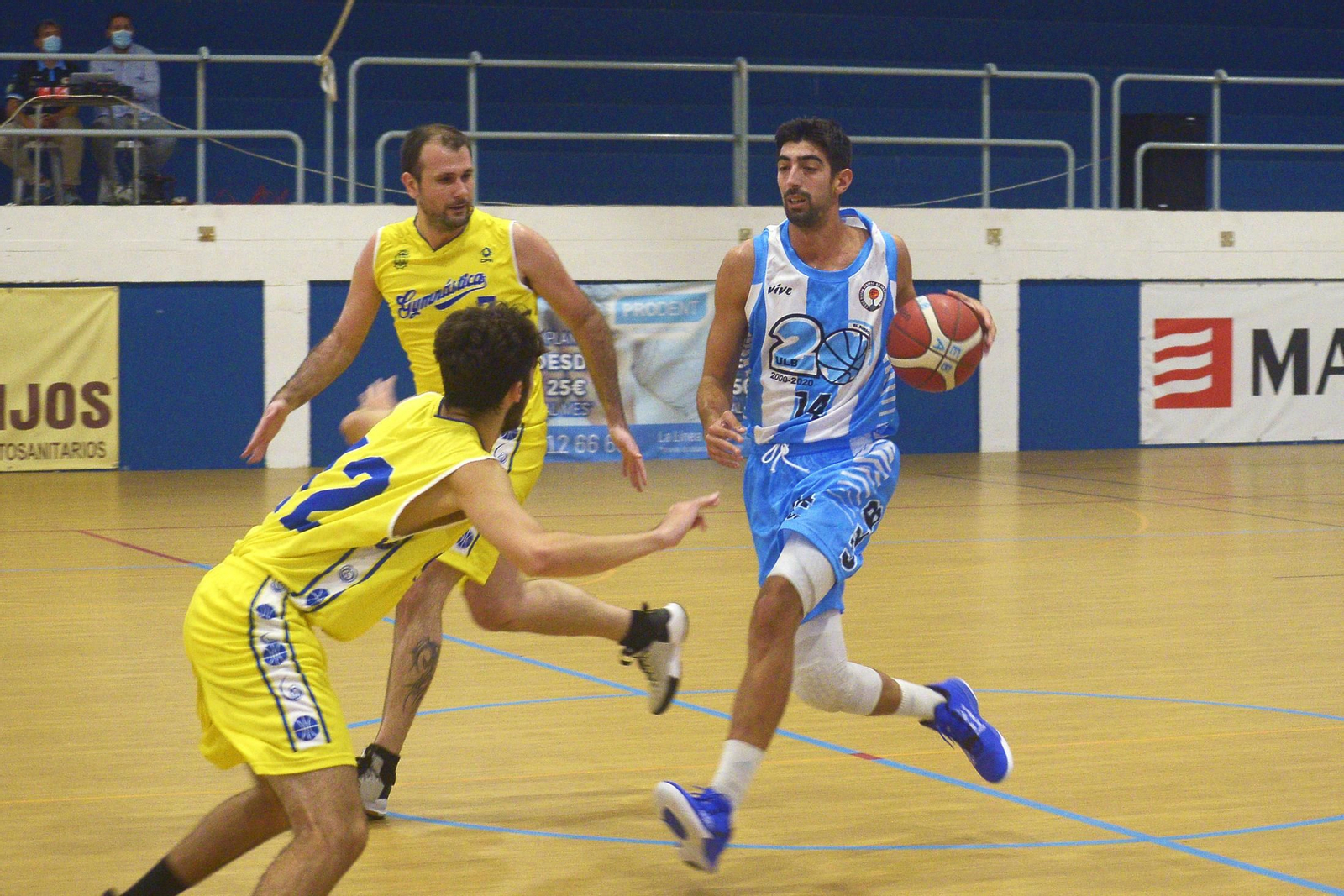 Espadiña, que es duda, conduce un  ataque de la ULB en el amistoso con la Gimnástica Portuense