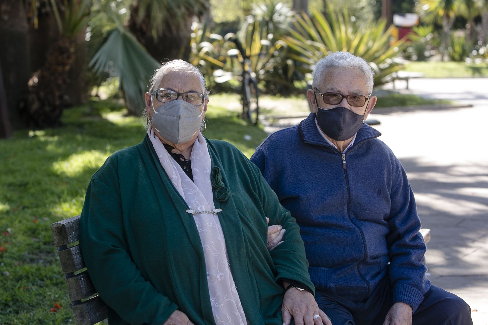 Francisca Bocalandro y Antonio del Valle, de 80 y 90 años, respectivamente, en el parque frente a su hogar.