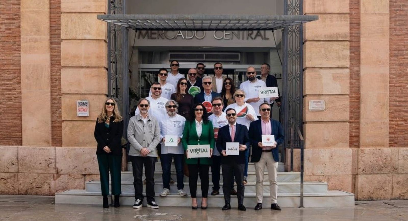 Autoridades, a las puertas del Mercado Central tras la puesta de largo de 'Vrutal 2026'.