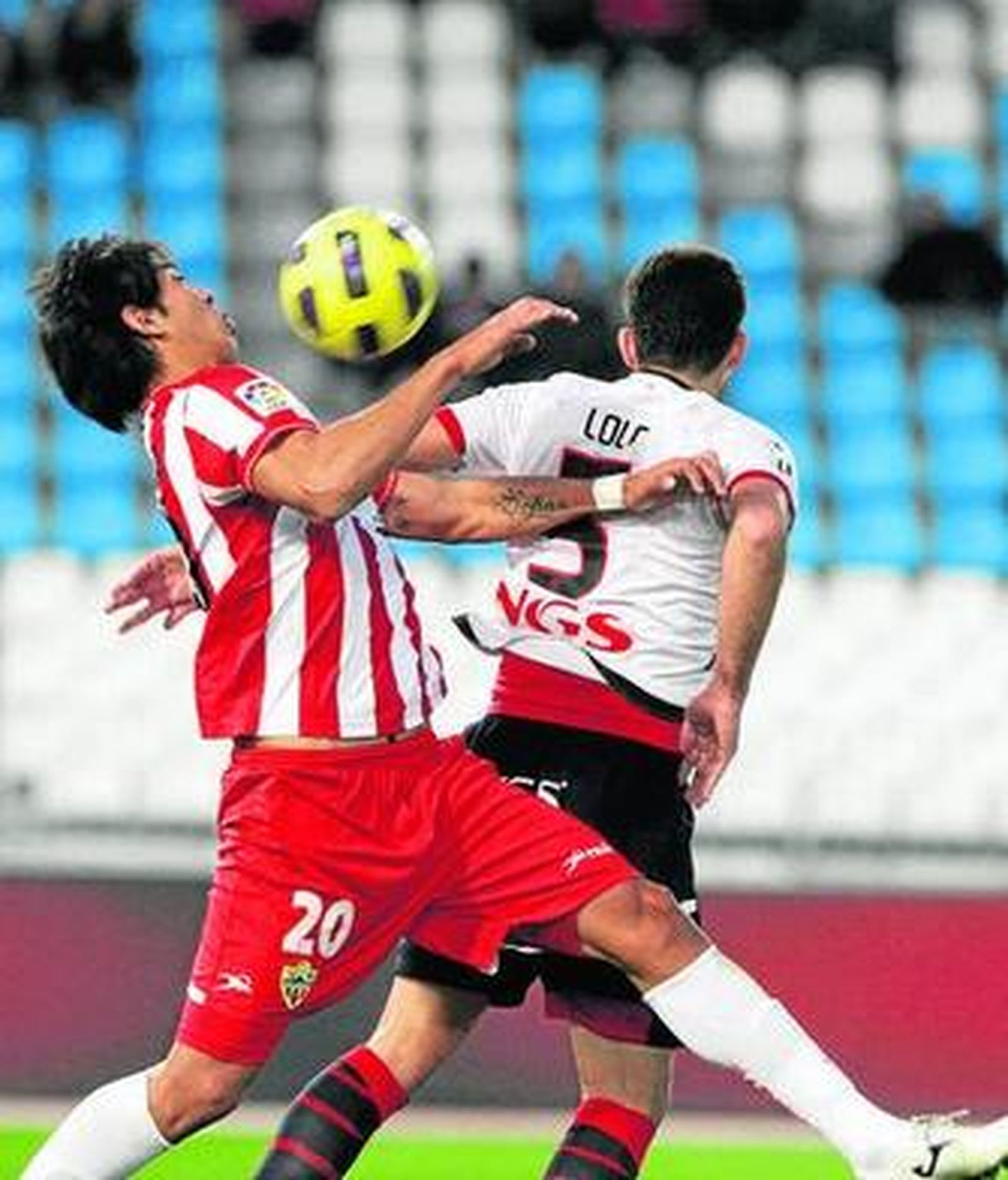 Ulloa se faja con Lolo en el duelo ante Osasuna.