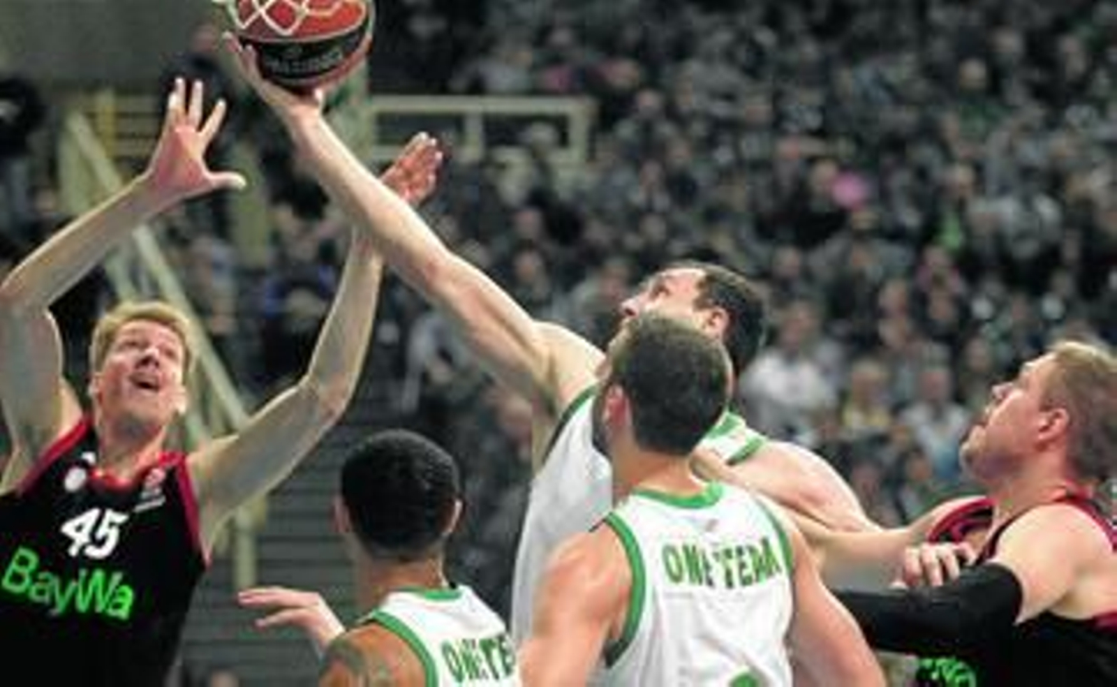 Mavrokefalidis intenta anotar en un partido contra Bayern de Múnich.