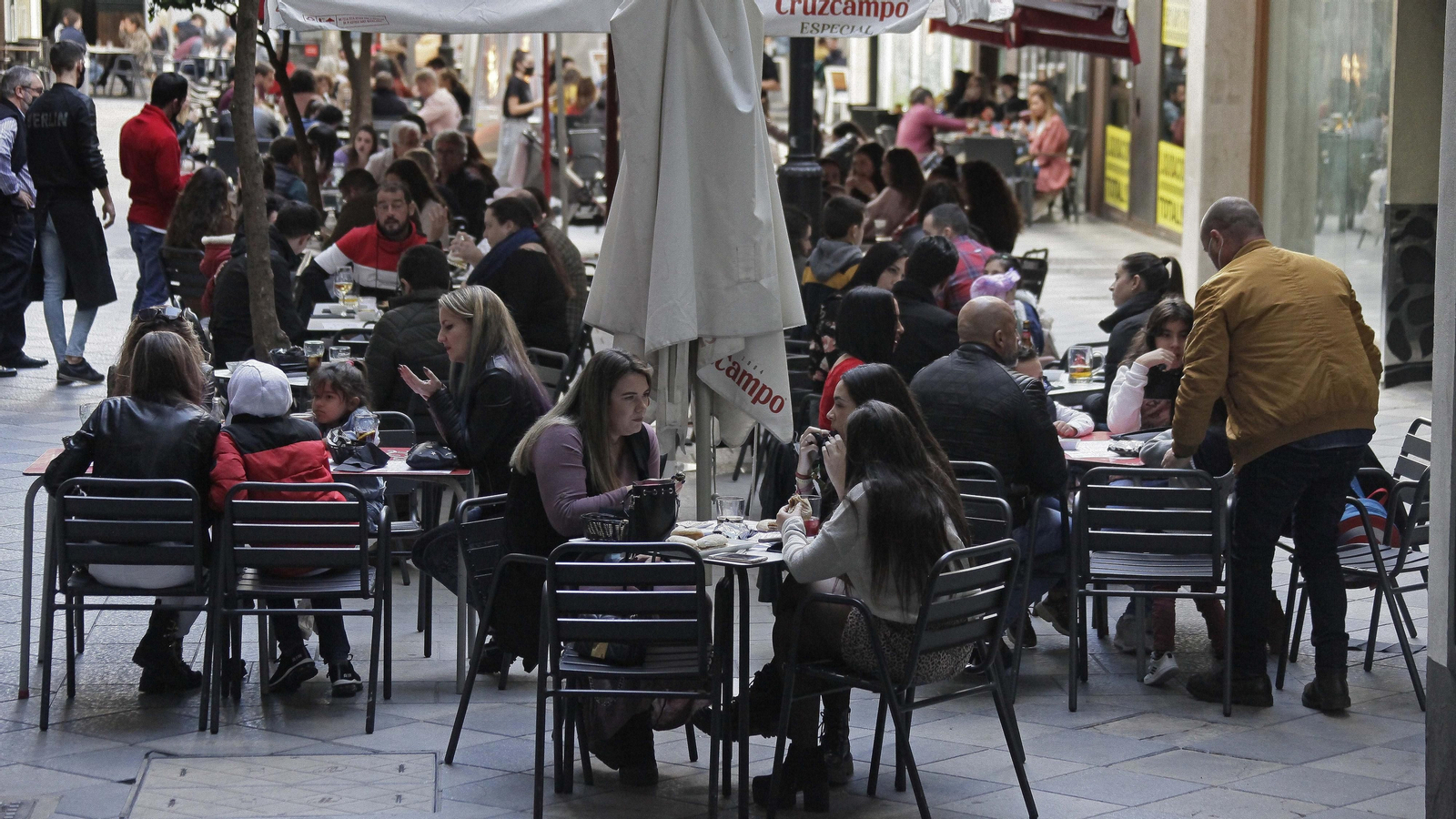 Ambiente en los bares y restaurantes de Algeciras en el fin de semana