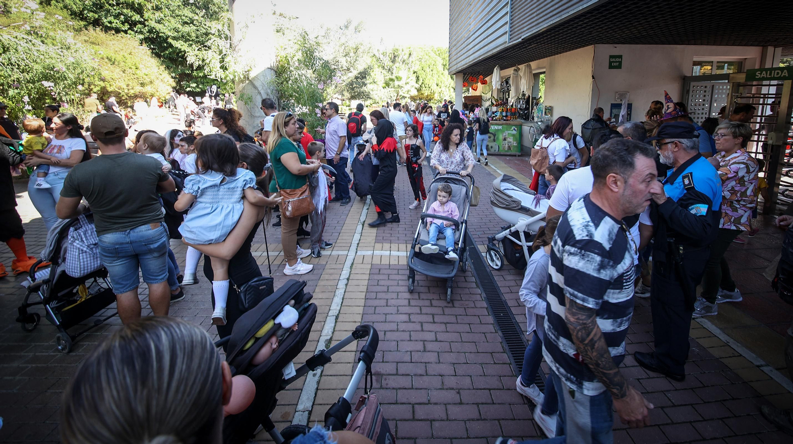 Miles de asistentes a la fiesta de Halloween en el Zoo de Jerez