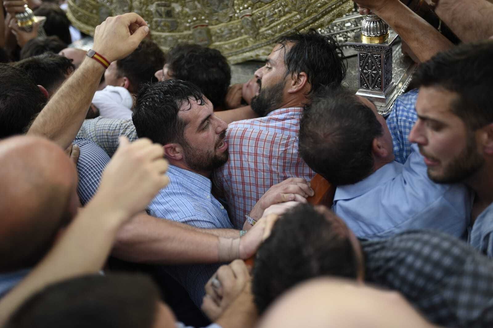 La Virgen del Rocío avanza por las calles de Almonte, en imágenes