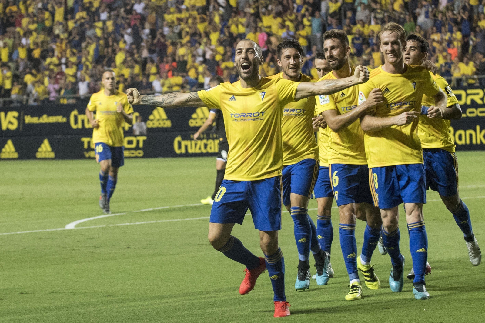 Las novedosas espinilleras persiguen mejorar la capacidad de los jugadores del Cádiz.