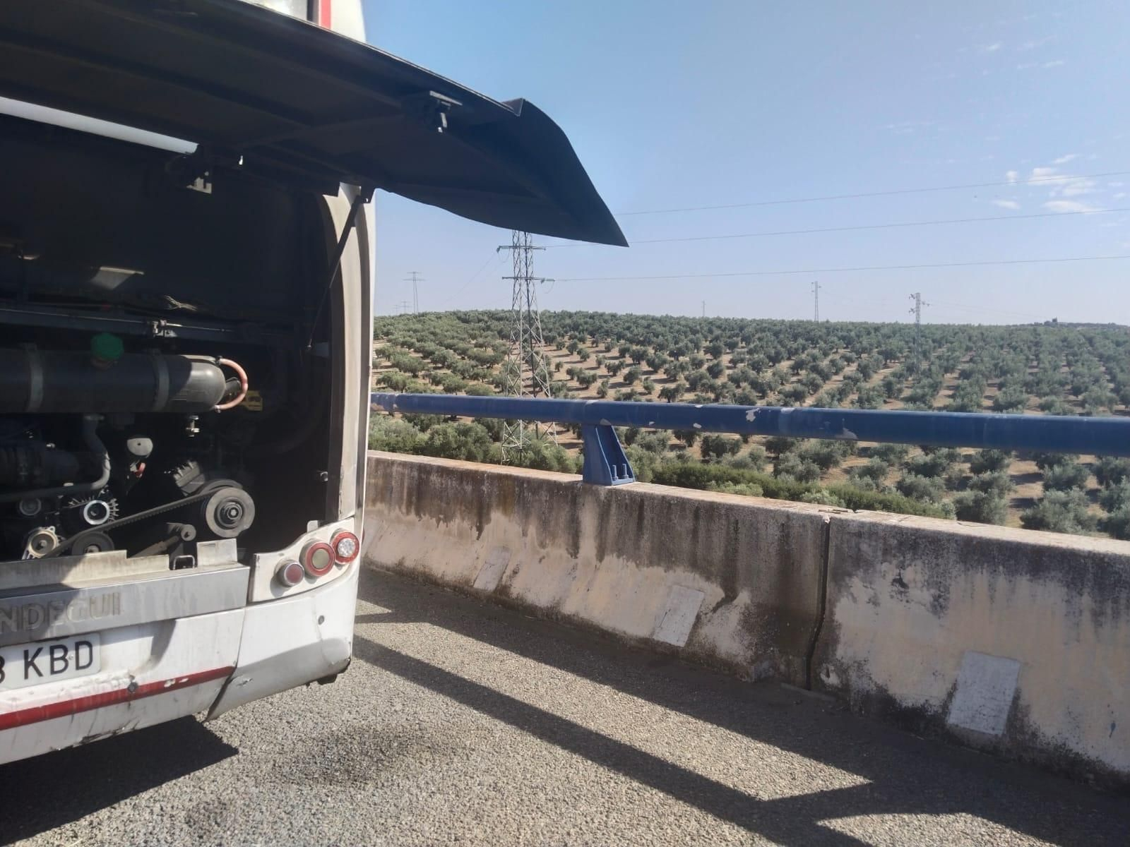 El autobús Interbus estropeado en Córdoba.