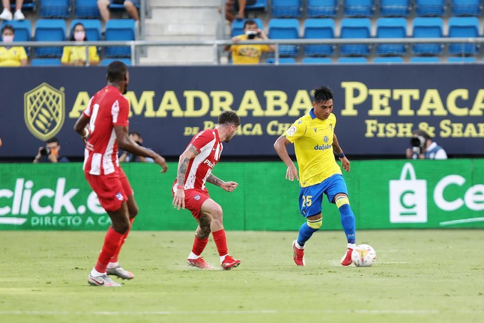 Las imágenes del Cádiz-Atlético del Trofeo Carranza.