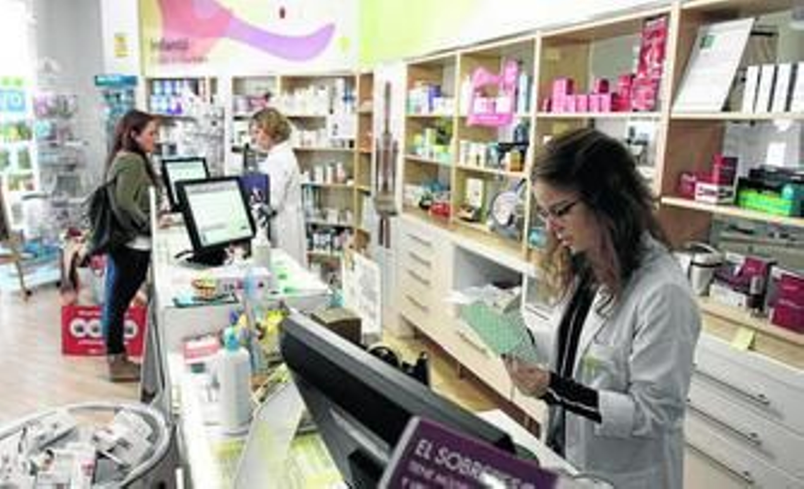 Dos farmacéuticas comprueban tratamientos.