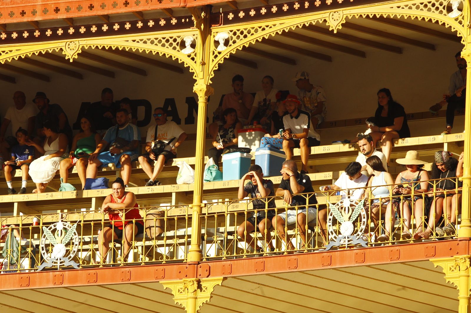 Imágenes del 'ambiente' en la corrida de toros de la Feria de Almería, con los diestros Morante de la Puebla, El Juli y Tomás Rufo