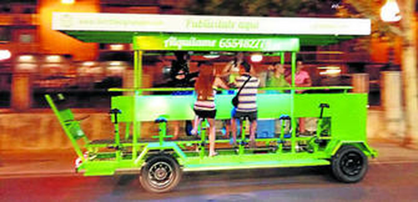 El original vehículo, anoche en pleno movimiento por las calles de Granada.