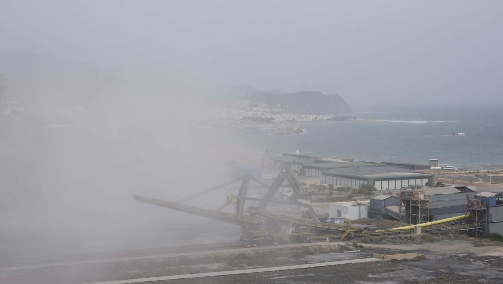 El derribo de la Torre Litoral de Endesa en Carboneras, en imágenes