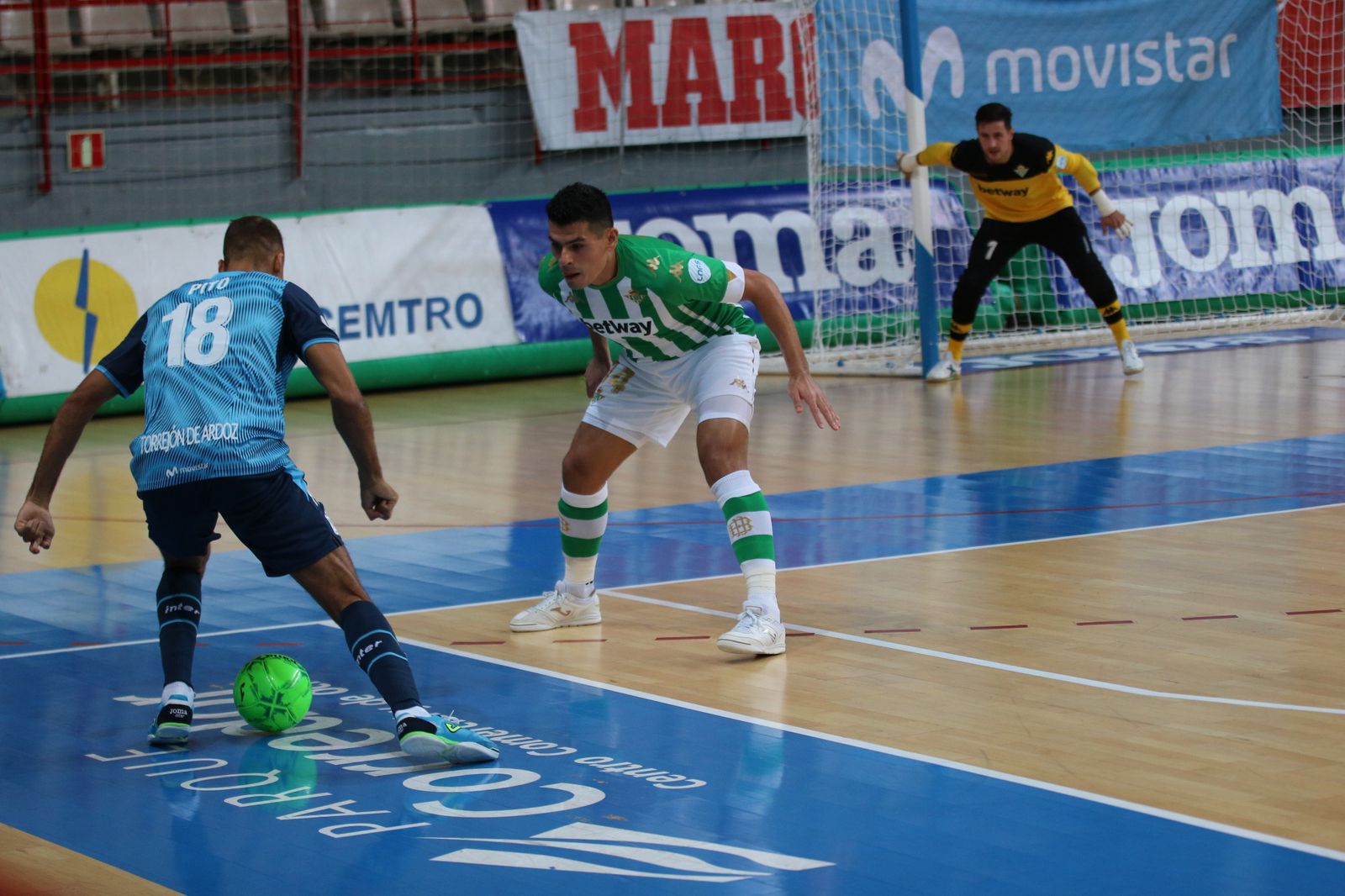 El bético Bocao defiende al local Pito.