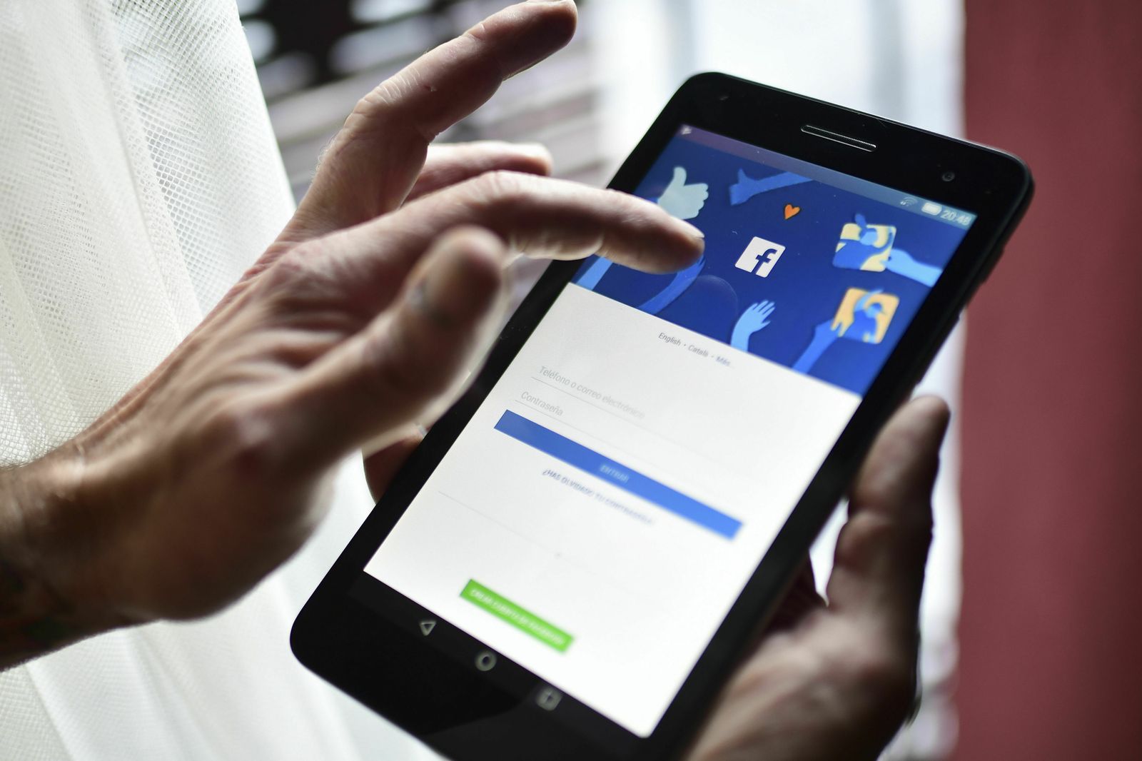 Las compañías quieren frenar la difusión de bulos en las redes.