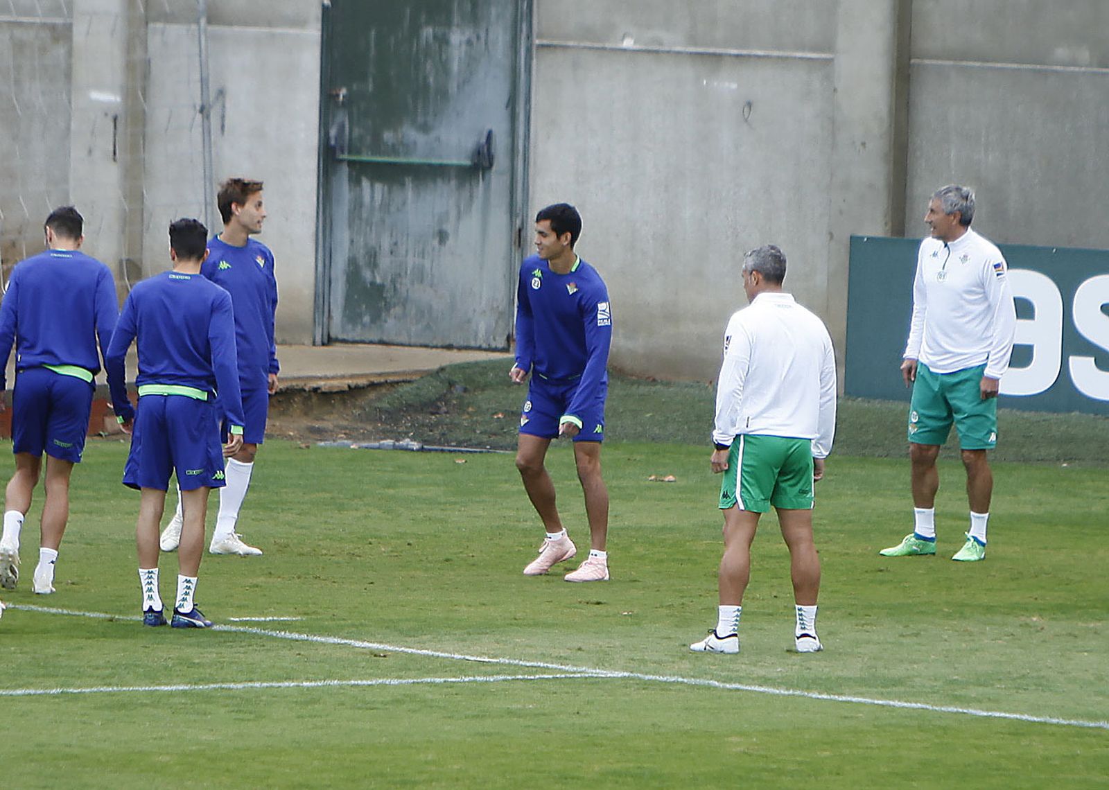 Setién observa a Canales y Mandi en el entrenamiento de ayer.