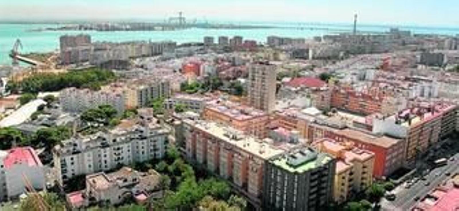 Vista parcial de la capital gaditana tomada desde el Pirulí de Telefónica. Al fondo, Puerto Real, que ha incrementado su población en casi 500 personas más.