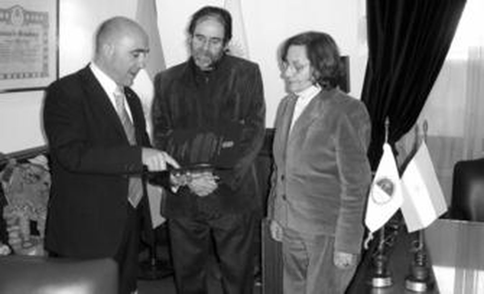 De Bernardo entrega una copia de la cédula de convocatoria a Cortes de 1810 a los diputados argentinos.