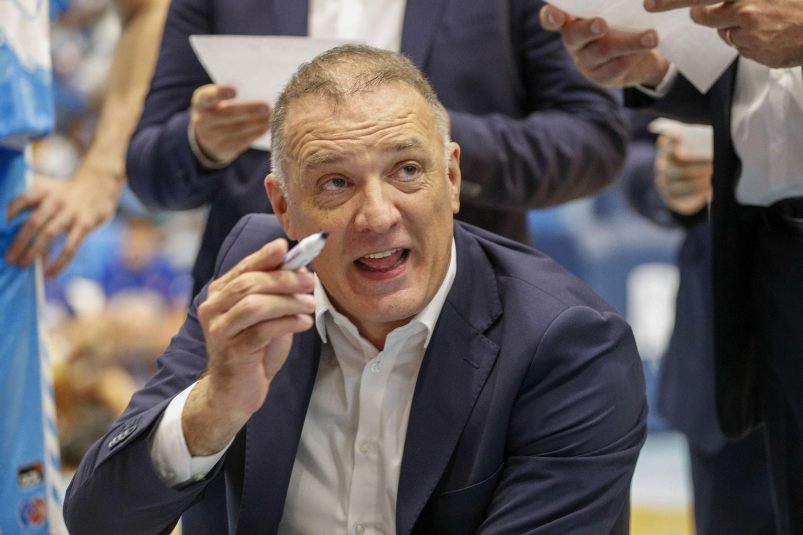 Veljko Mrsic durante un tiempo muerto del Breogán.