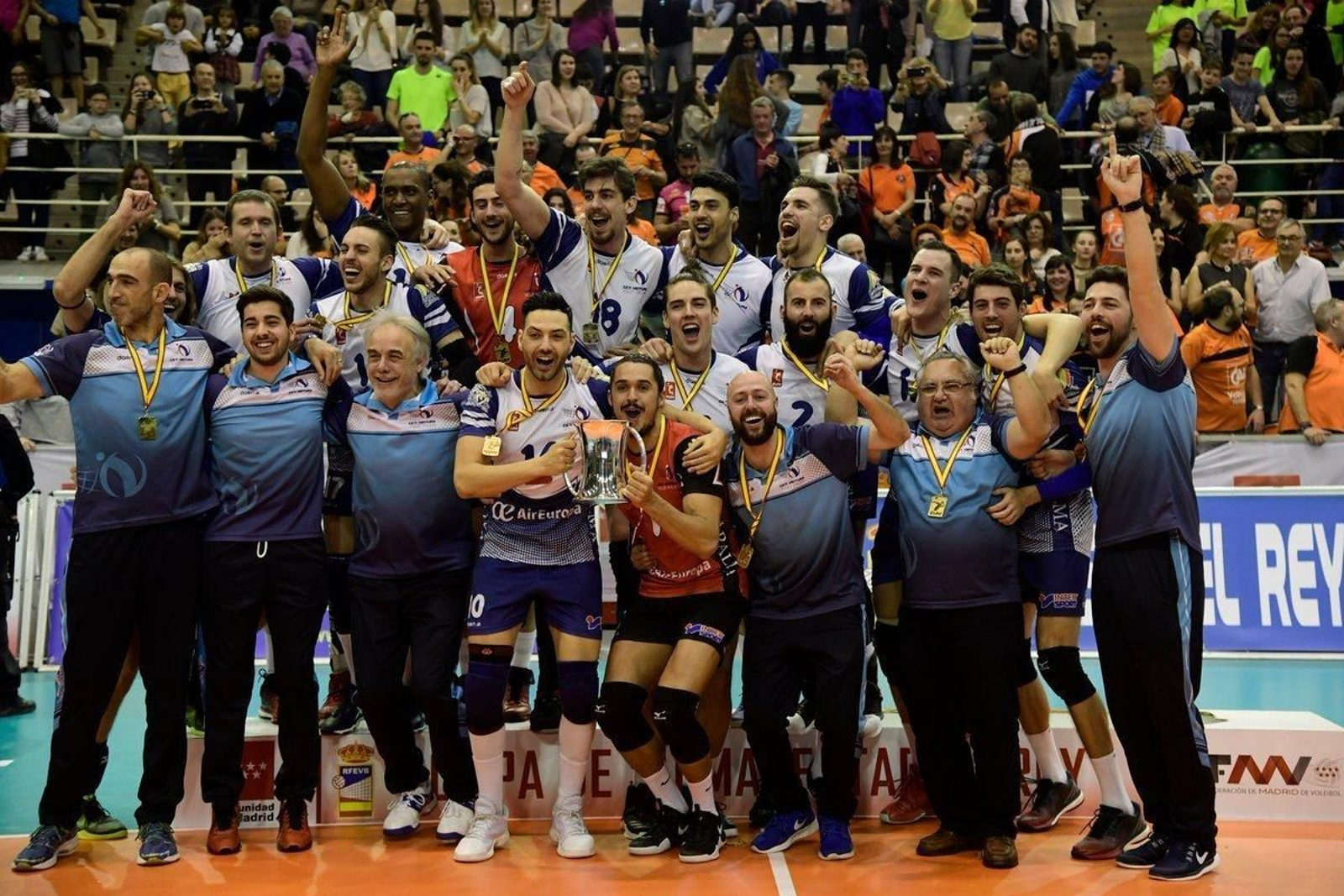 El sanroqueño Andrés Villena remata, ayer en la final ante el Teruel.