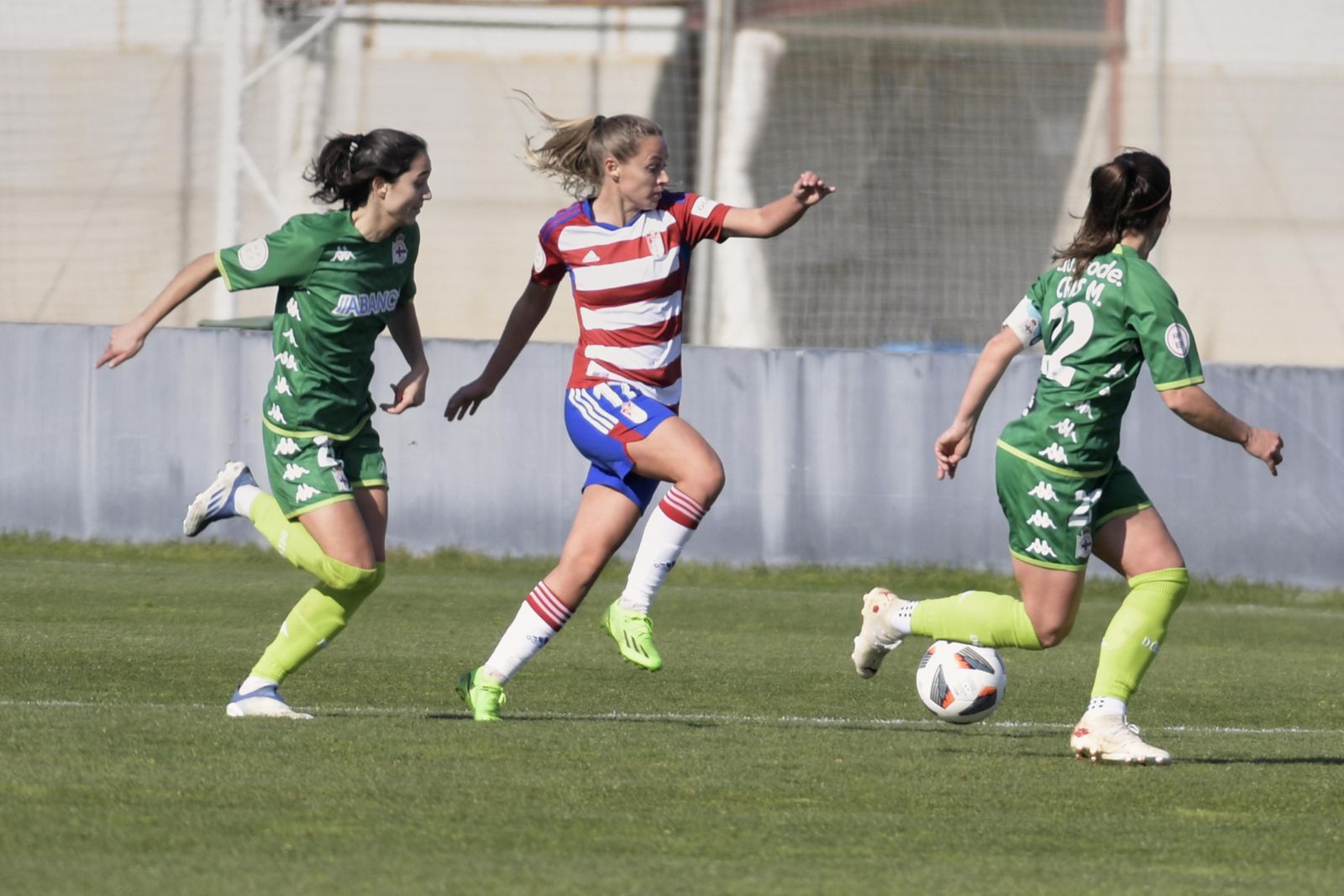 Las rojiblancas no pudieron con el Deportivo.