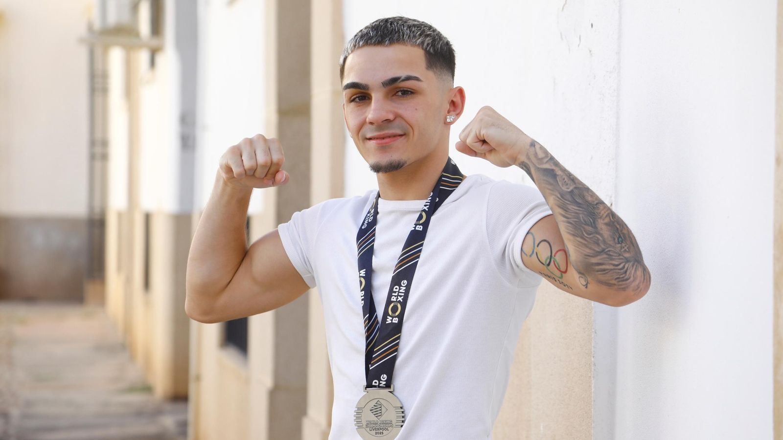 Rafa Lozano posa para 'el Día' con la medalla de plata lograda en el Mundial.