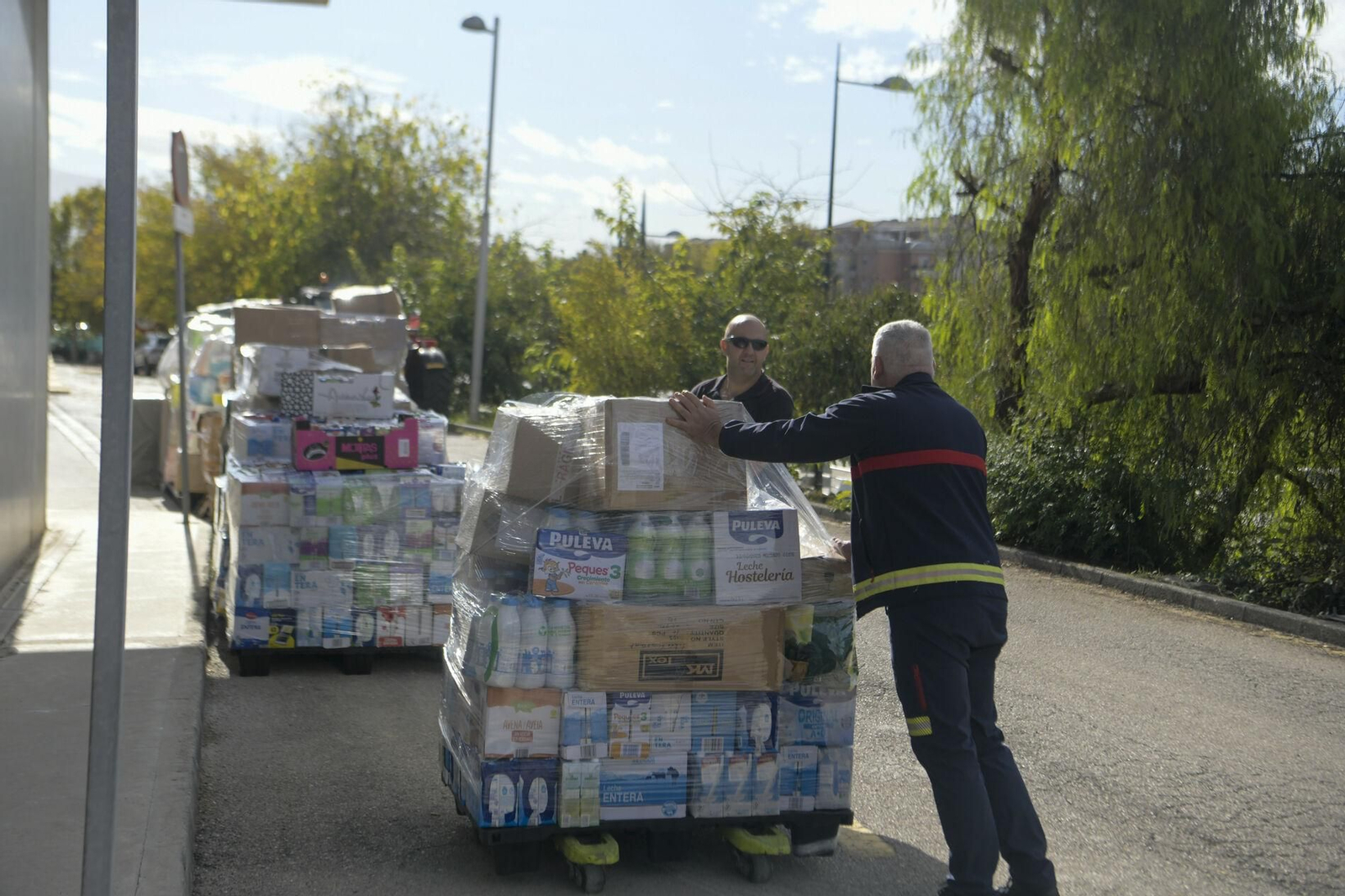 Dos bomberos de Granada transportan alimentos donados para Valencia