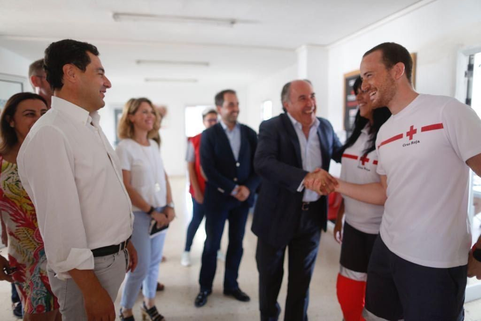 Un momento de la visita de Juanma Moreno a Cruz Roja, ayer.