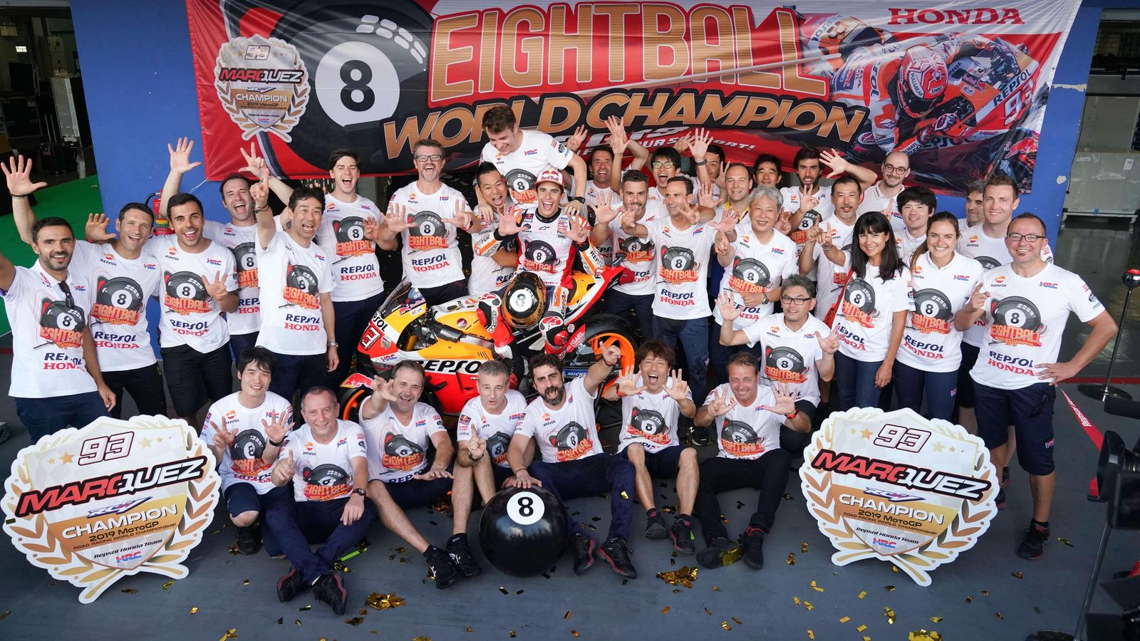 El piloto de Cervera festeja con todo su equipo del Honda Repsol la sexta corona en MotoGP. El piloto de Cervera festeja con todo su equipo del Honda Repsol la sexta corona en MotoGP.