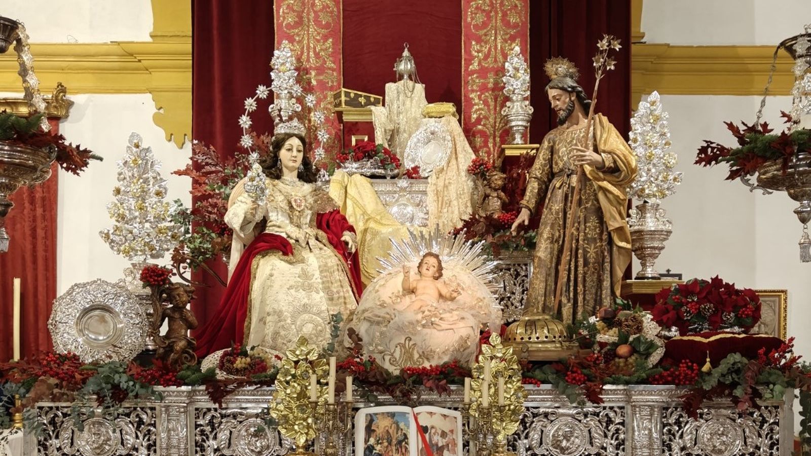 Belén de la hermandad de los Desamparados de San Fernando con sus imágenes titulares de gloria