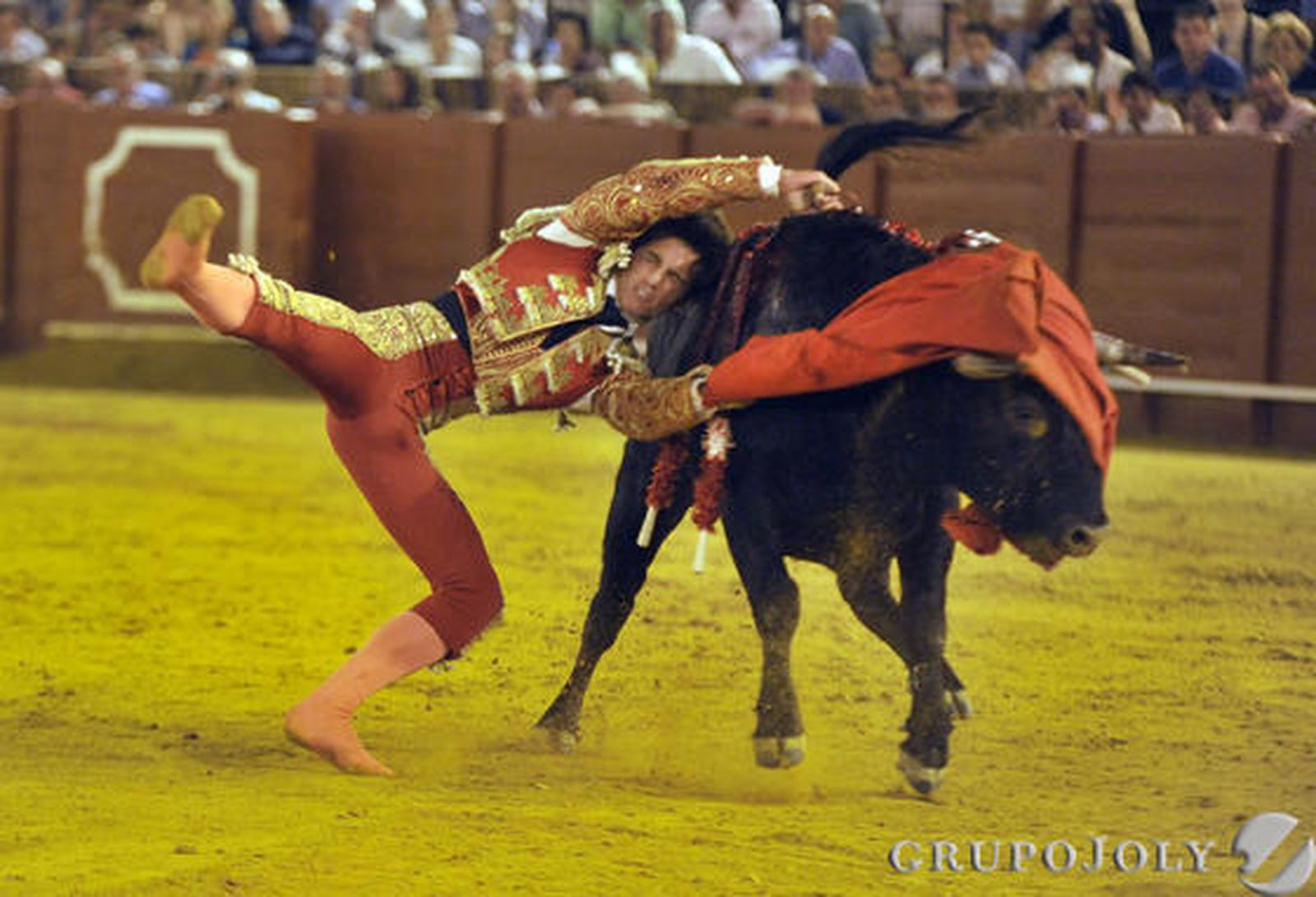 Serna, en plena faena con el quinto.

Fotos: Juan Carlos Vázquez