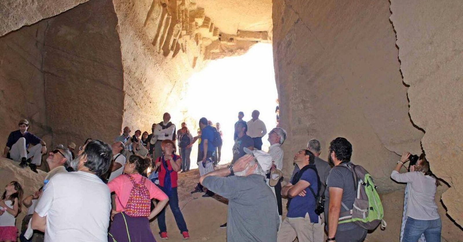 Turistas atienden a la explicación del guía