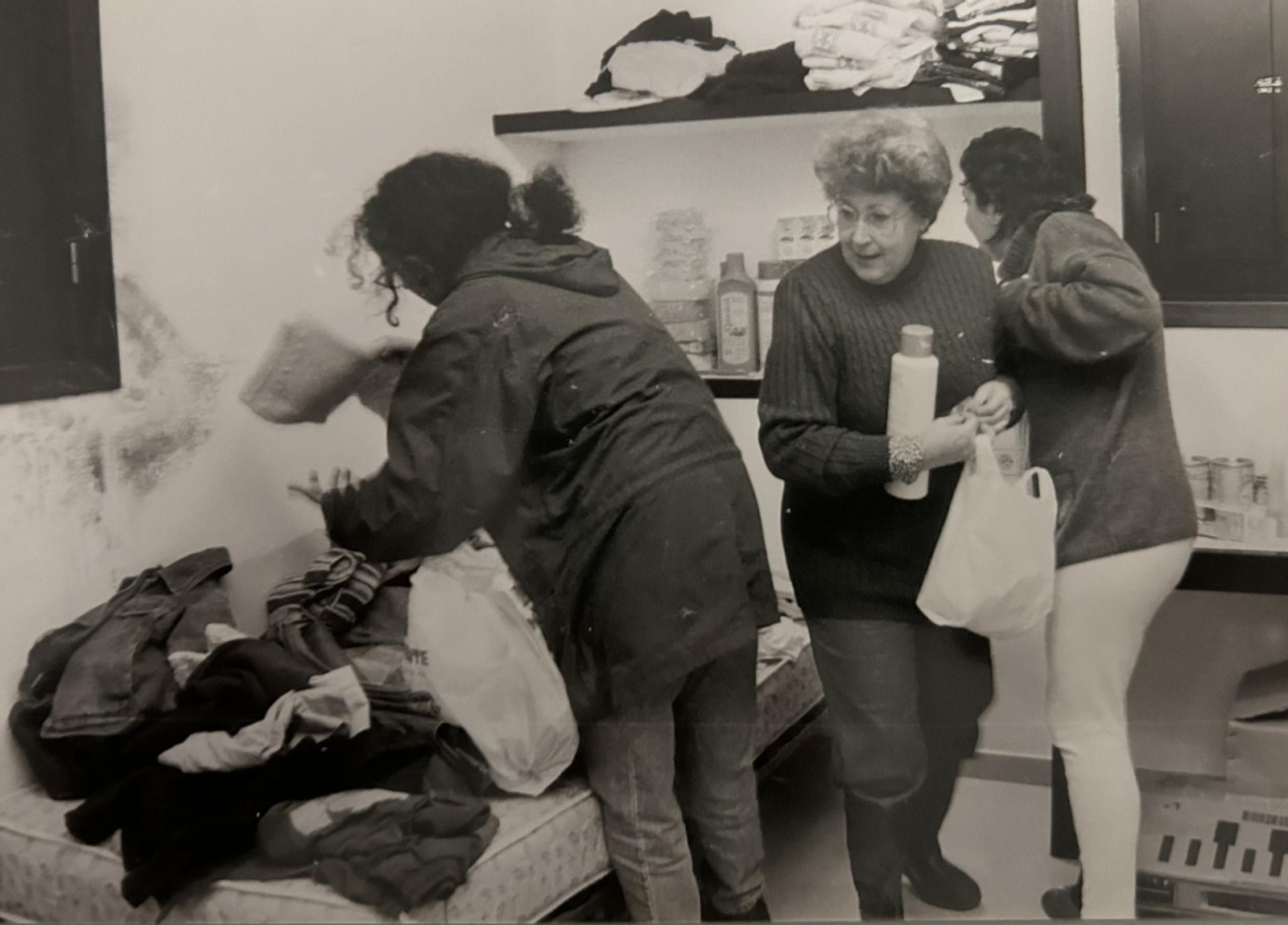 Evacuados por las inundaciones de 1996 en Huelva, en un albergue de acogida.